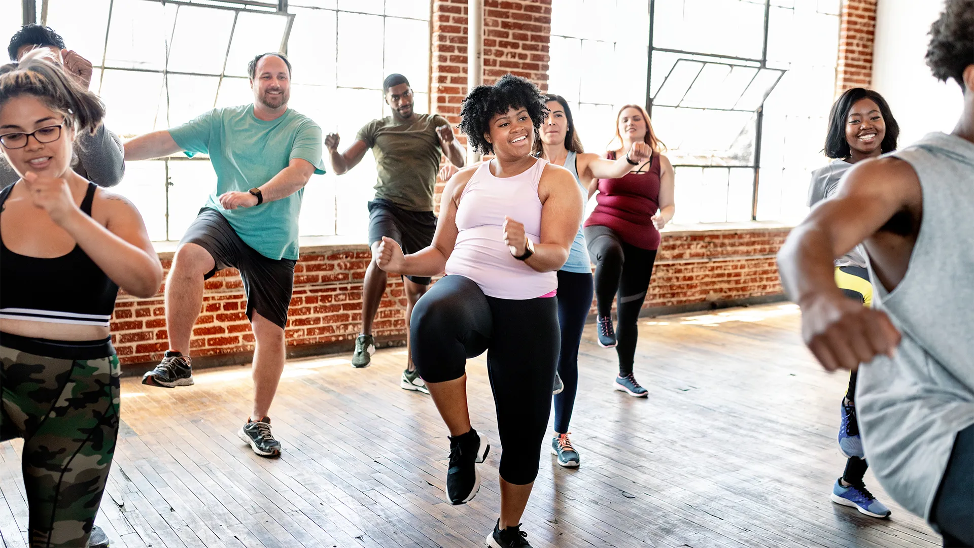 Eine Gruppe beim NIA-Training mit dynamischen Bewegungen und Tanz.