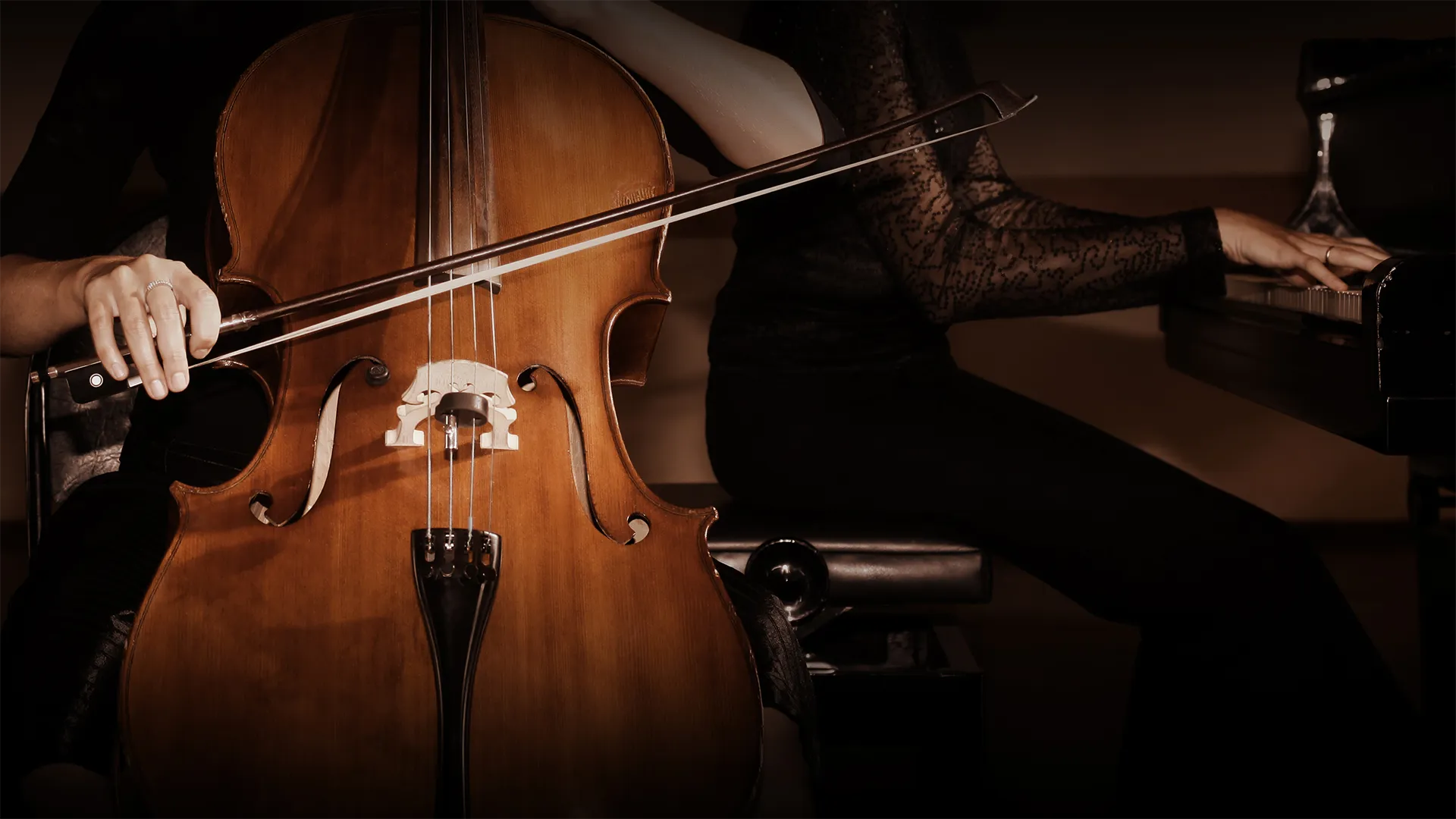Zwei Personen, die ein Kammer-Musik Ensemble spielen.