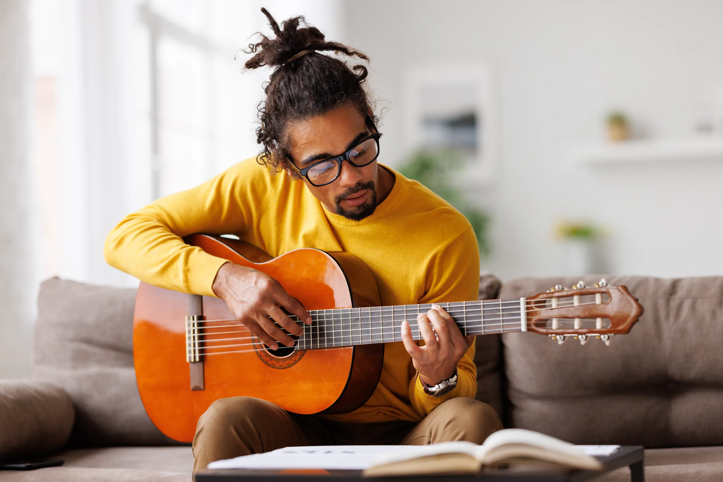 Mann Am Gitarre Spielen