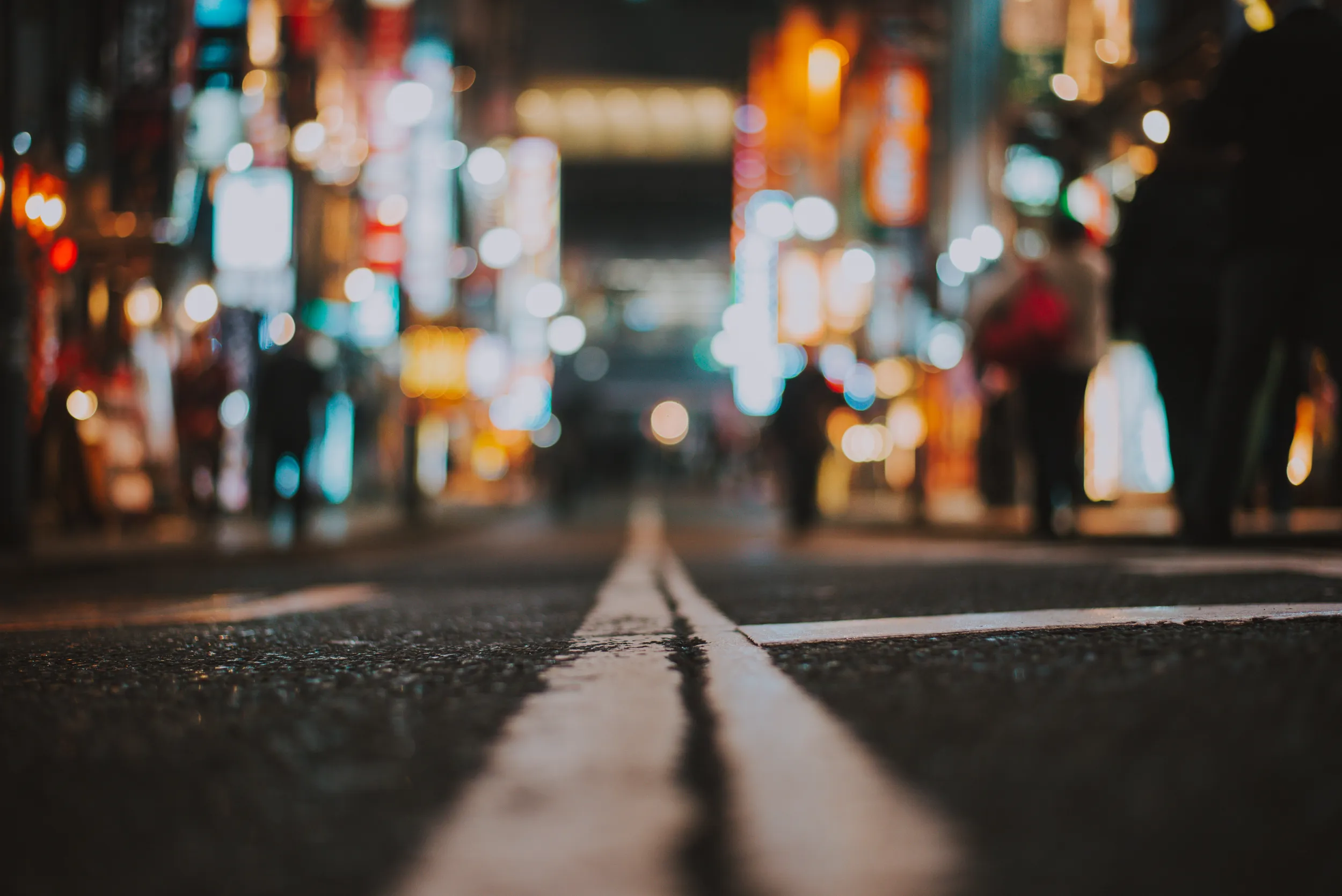 Bild einer beleuchteten Strasse, welches in der Nacht fotografiert wurde