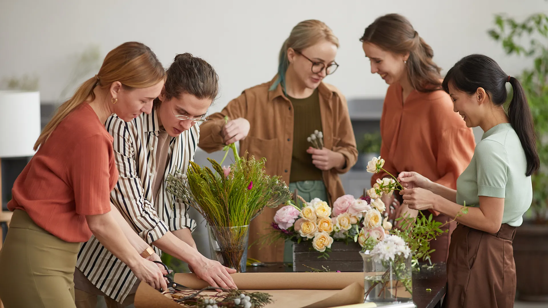 Ein Gruppe arrangiert mit floristischen Materialien.