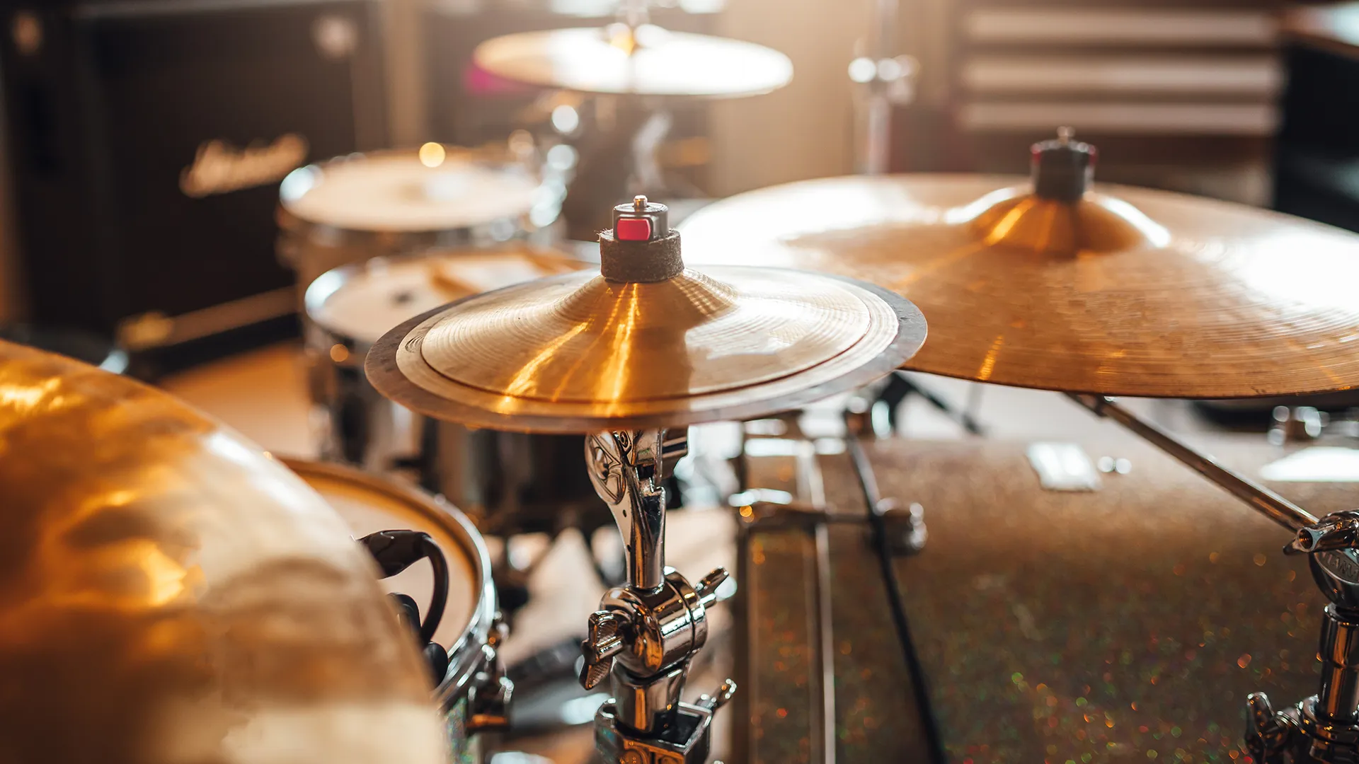 Mehrere Becken eines Schlagzeugs.