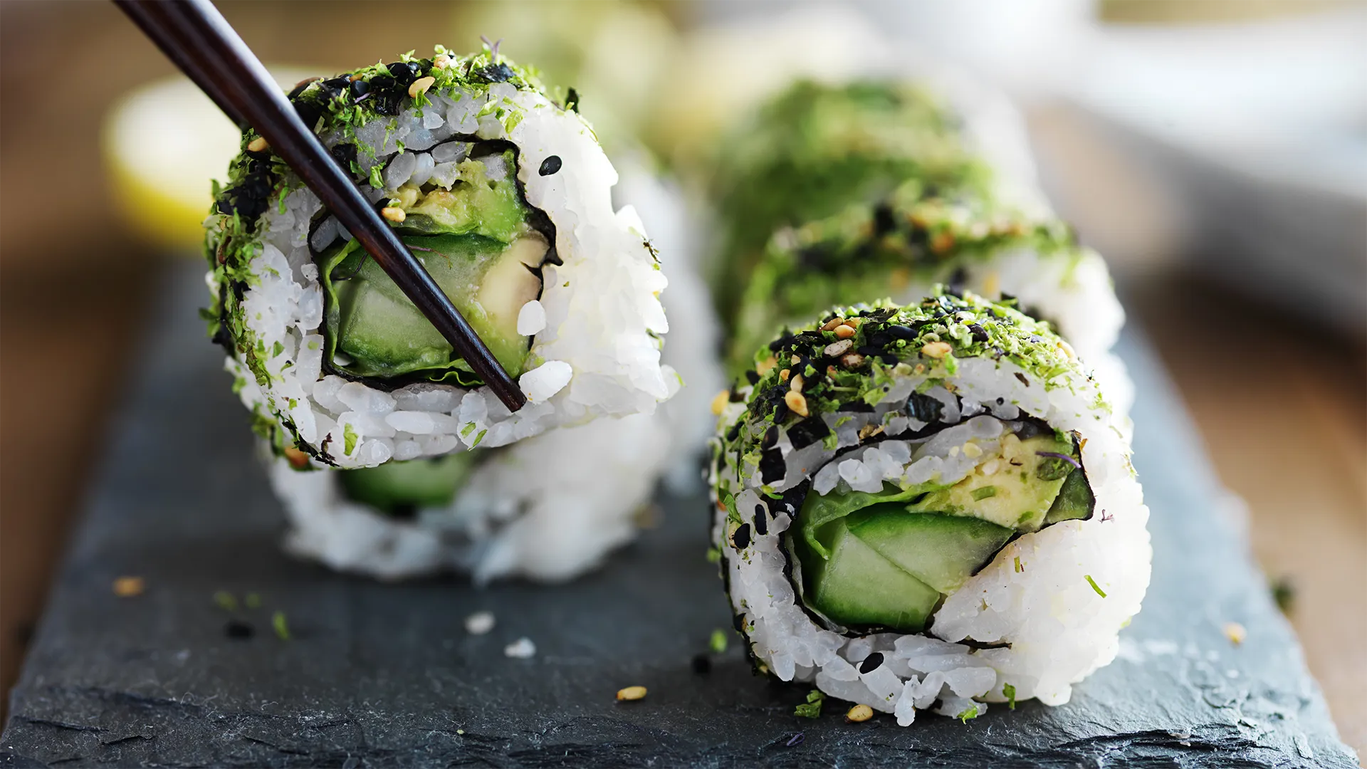 Mehrere Sushirollen gefüllt mit veganer Füllung.
