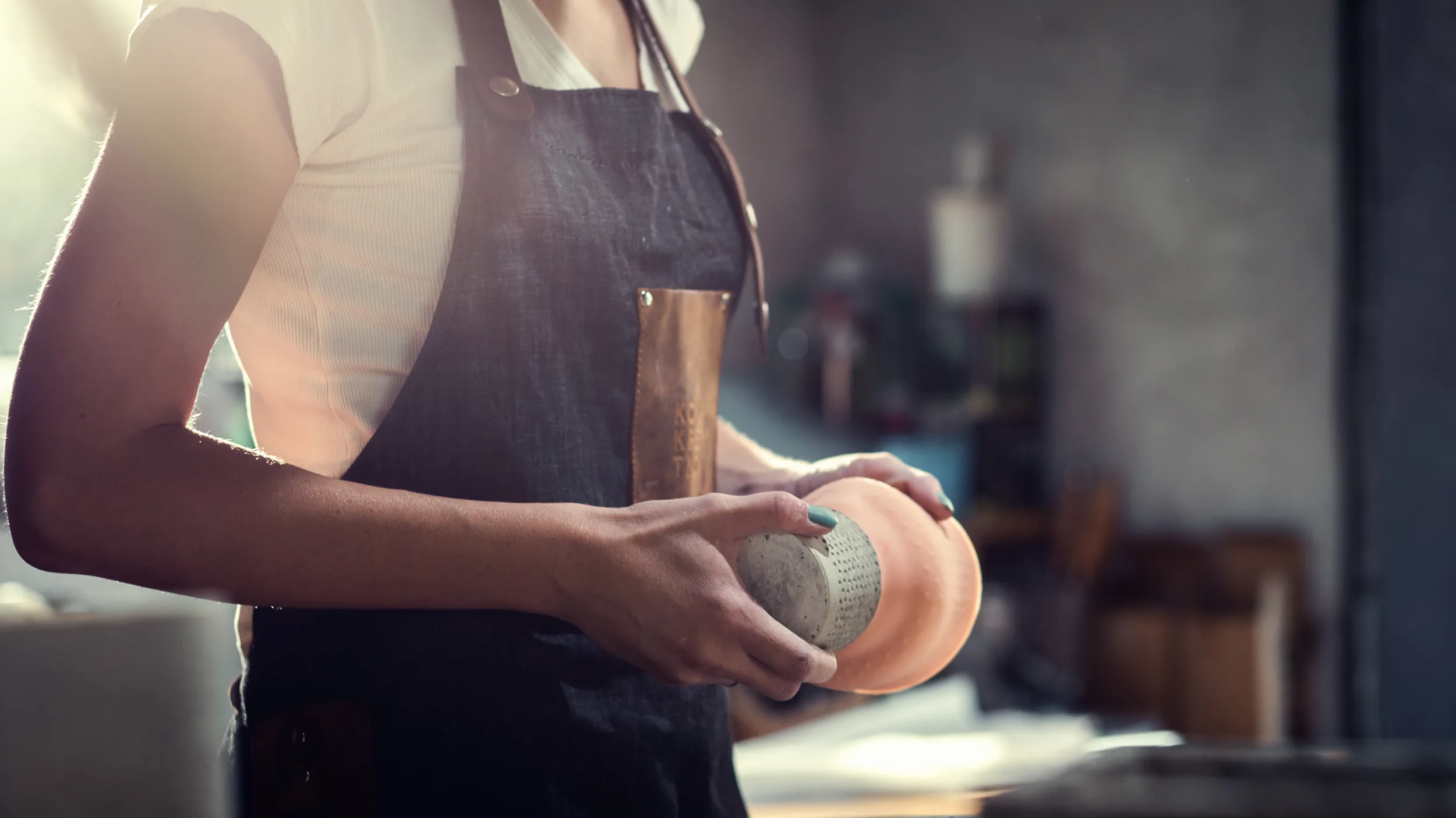 Eine Frau löst eine Betonskulptur aus einer flexiblen Gummiform.