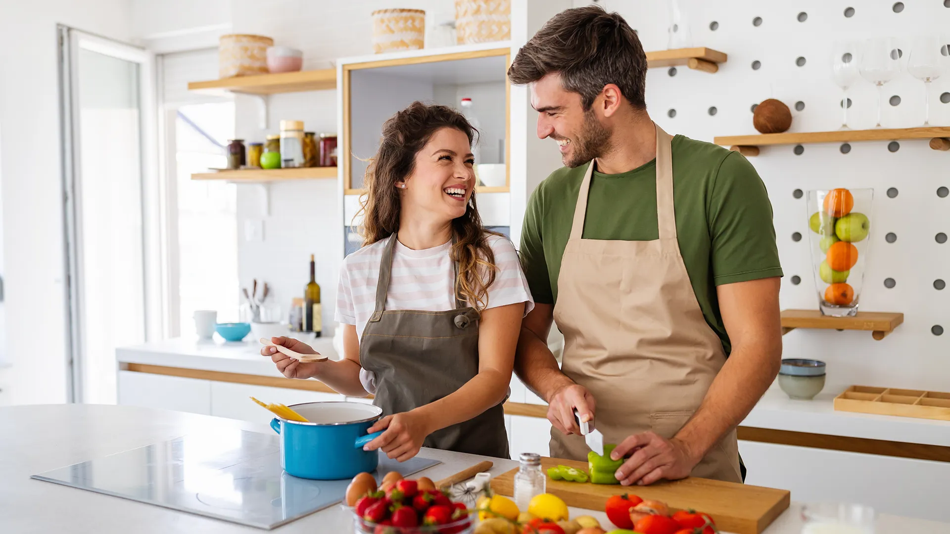 Ein Paar kocht zusammen.