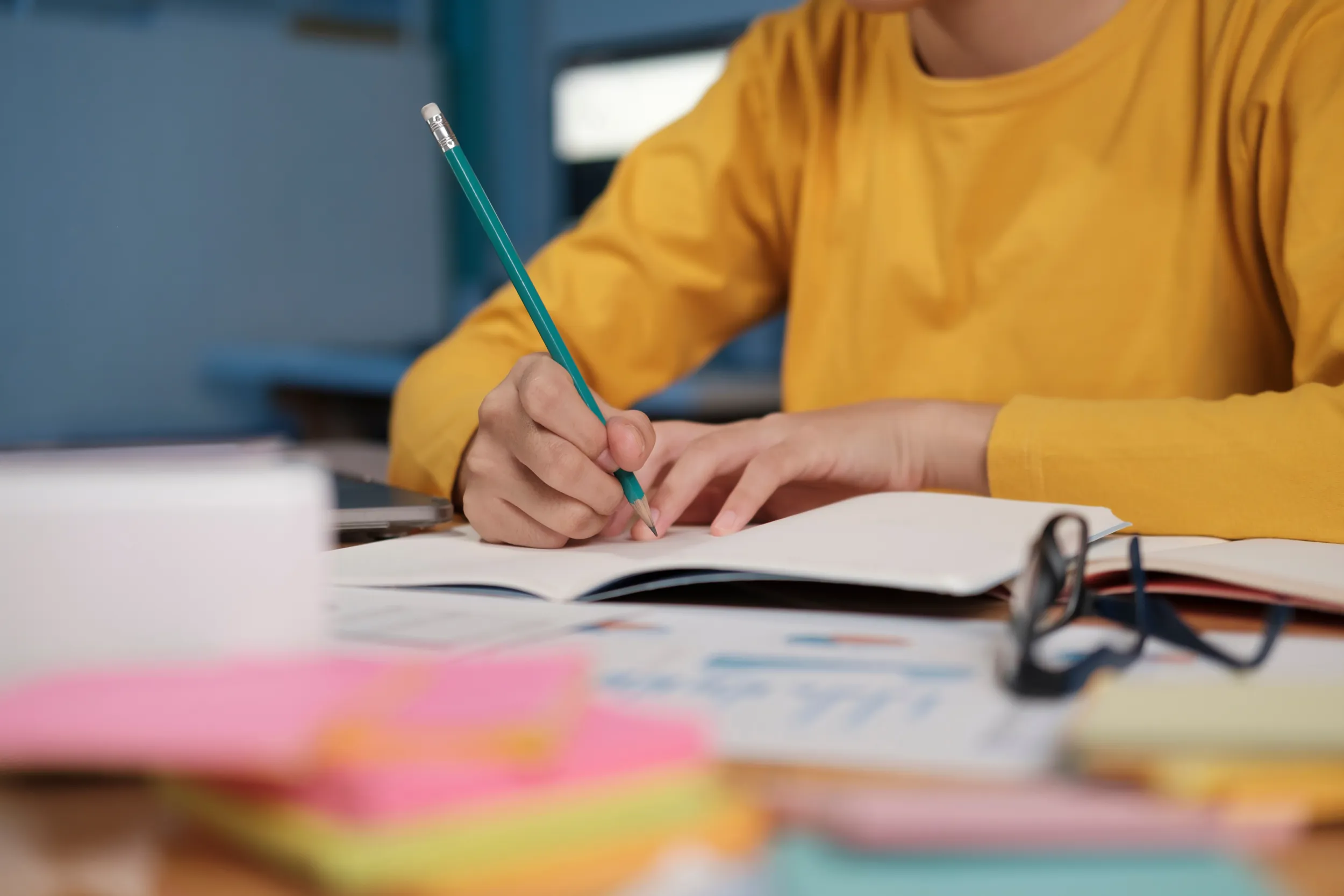 Frau schreibt in ein Heft