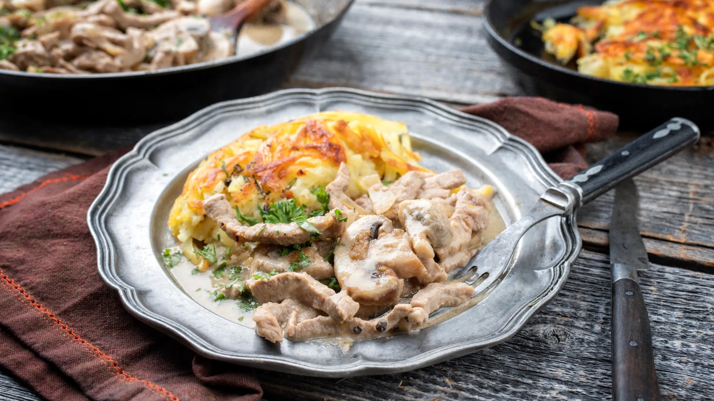 Zürcher Geschnetzeltes mit Rösti serviert auf einem Silberteller.