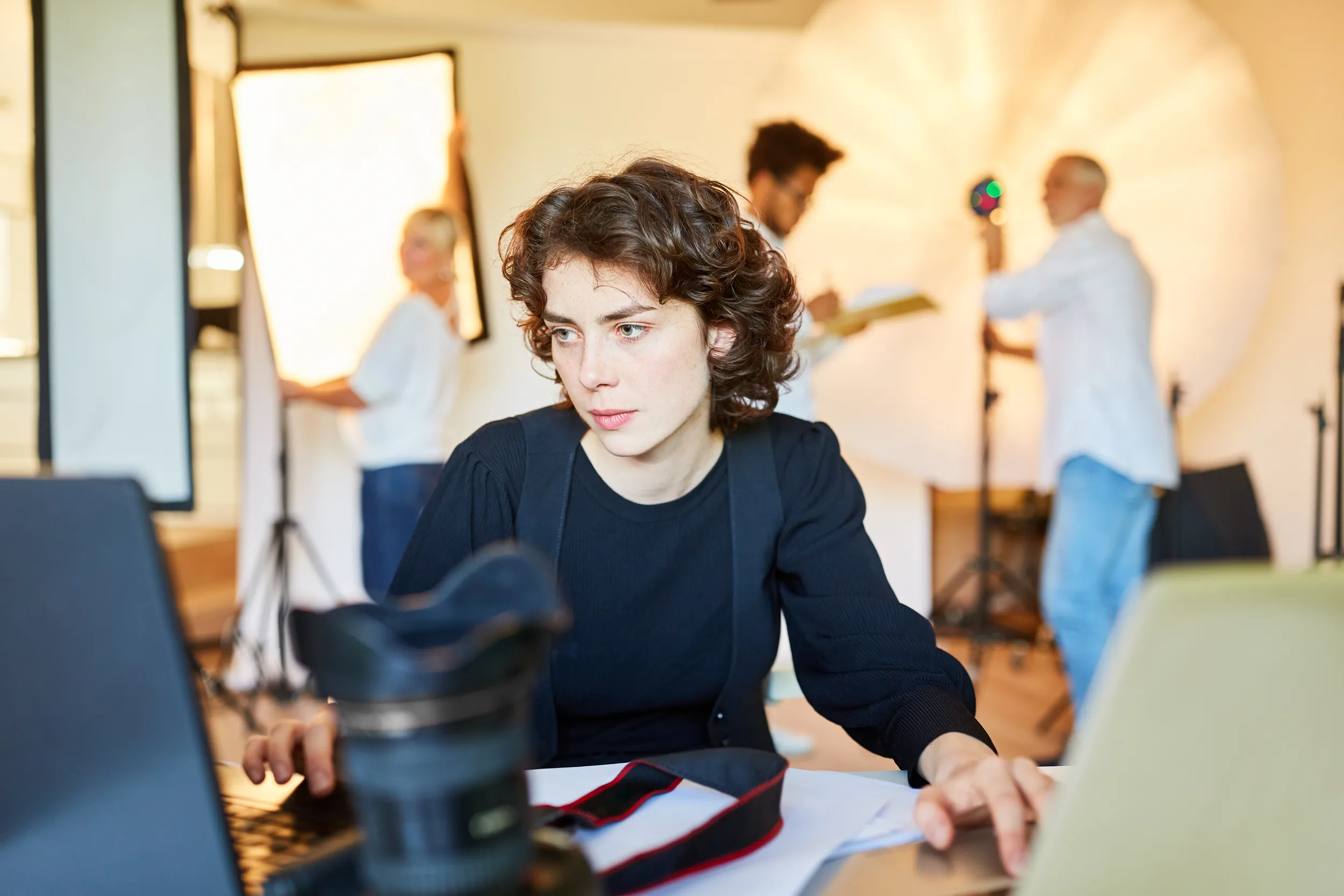 Frau am Bearbeiten einer Fotografie