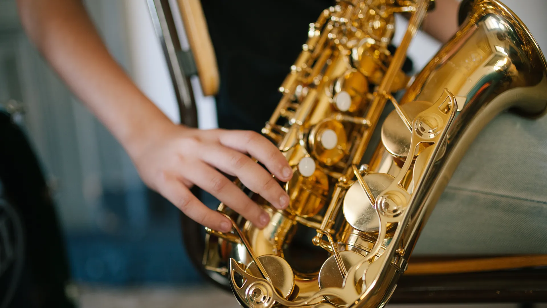 Eine Person drückt auf die Tasten des Saxophons.