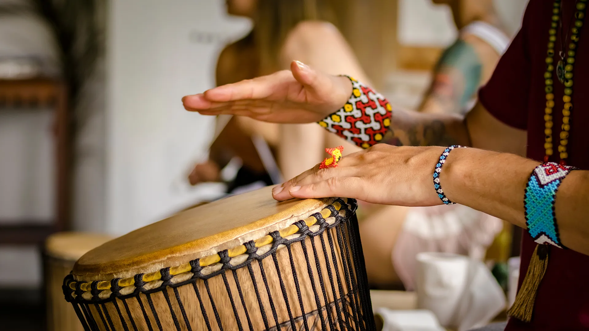 Eine Person schlägt auf die Trommel der Djembé.