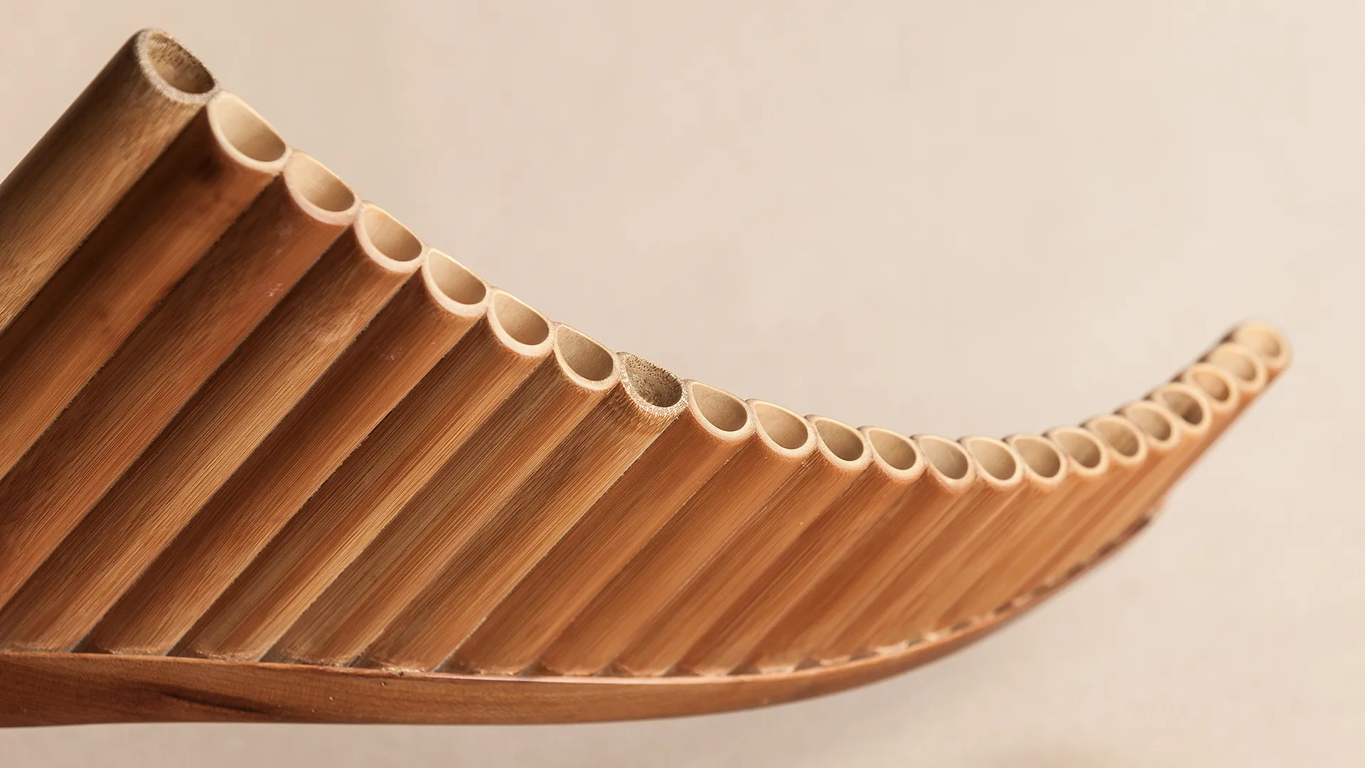 Eine Nahaufnahme einer Panflöte.