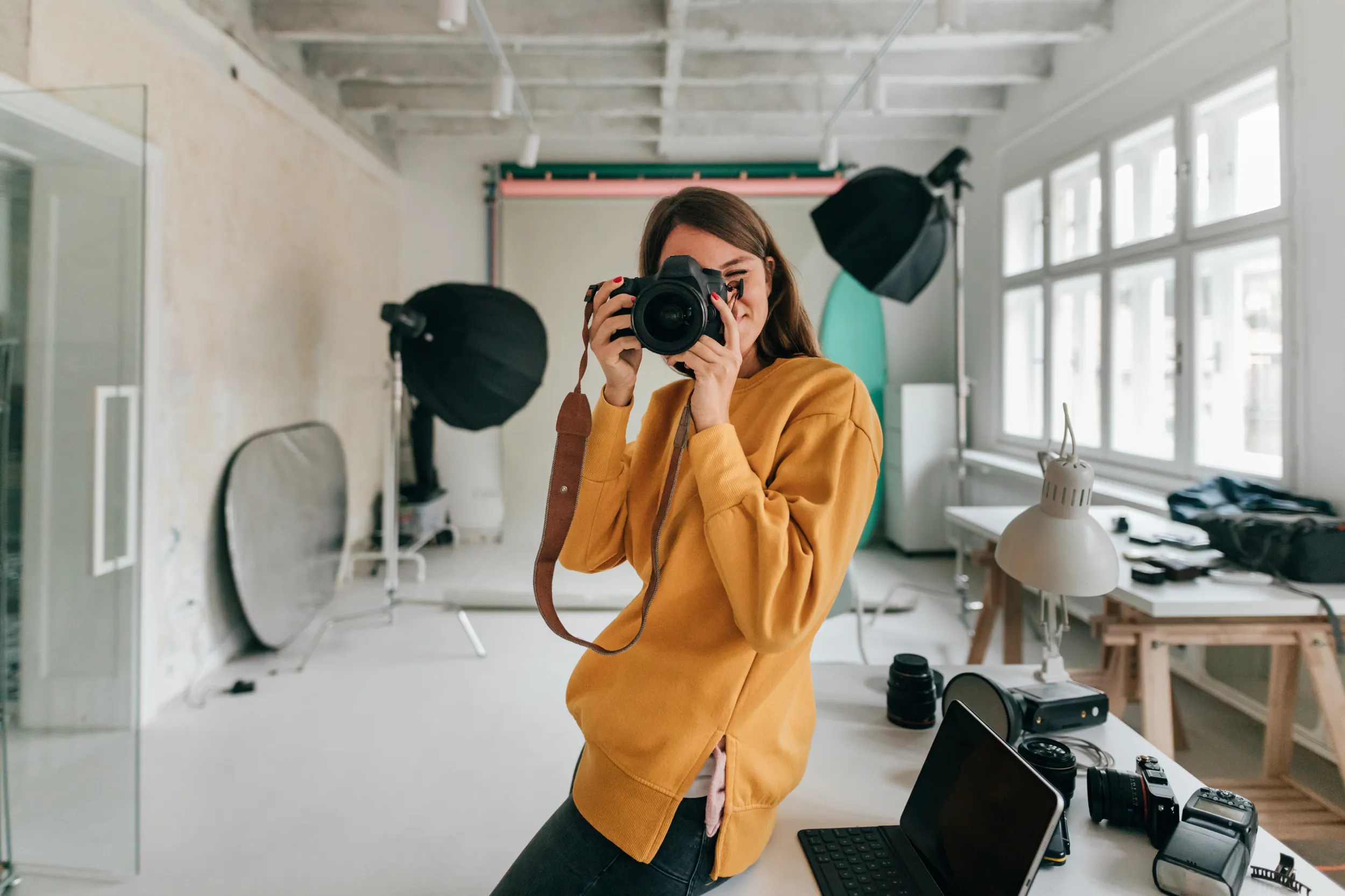 Frau im Studio am Fotografieren