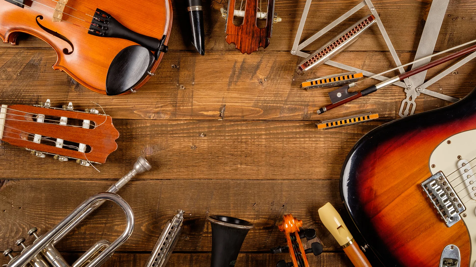 Verschiedene Instrumente liegen in einem Kreis angeordnet auf dem Holzboden.