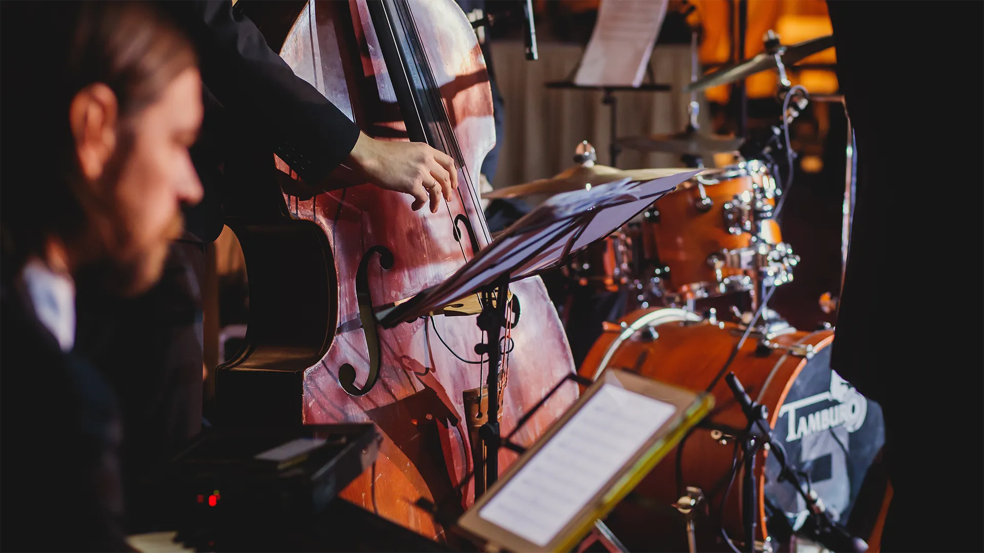 Mehrere Personen spielen in einem Orchester.