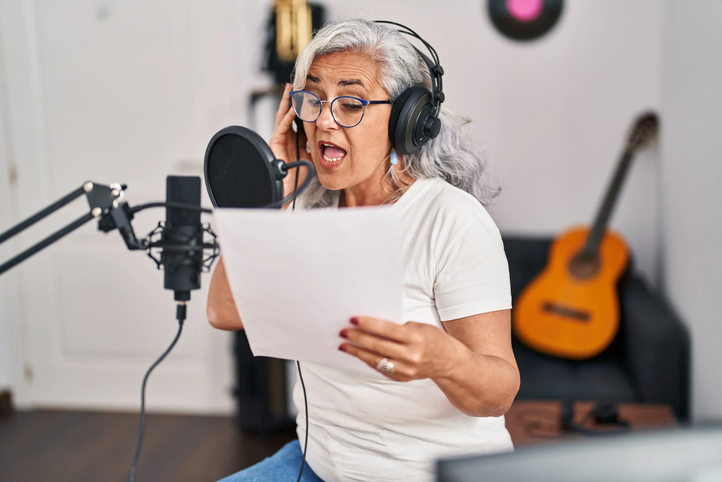 Grauhaarige Frau Vor Dem Mikrofon Am Singen
