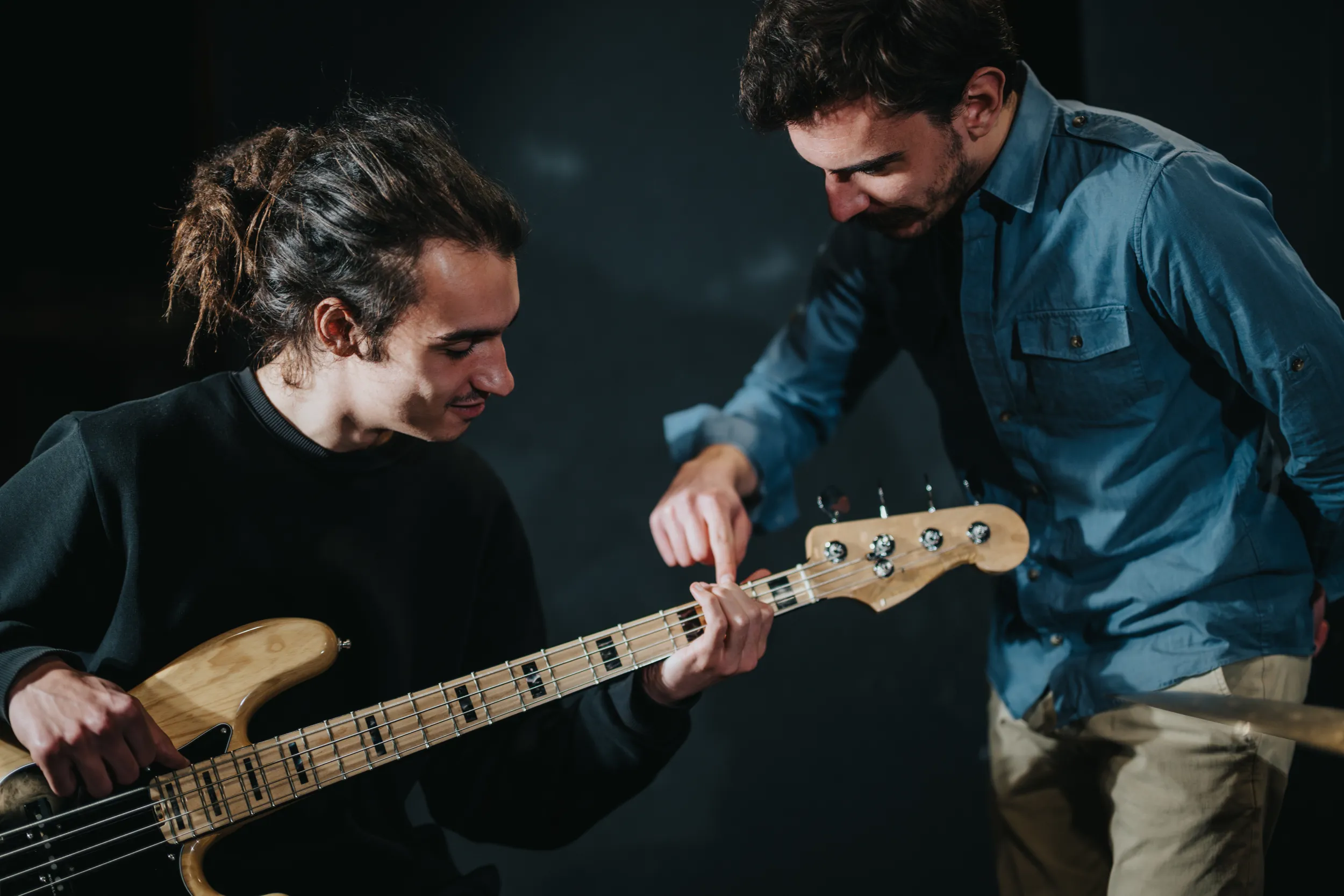 E-Bass Lehrer Mit Seinem Schüler