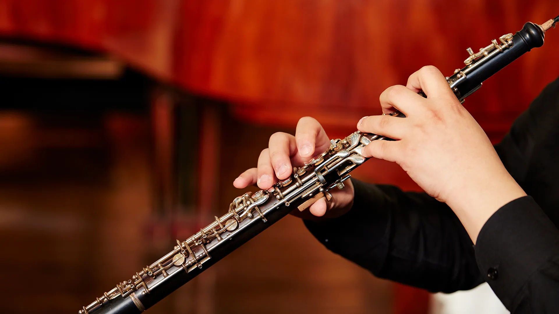 Eine Person spielt auf einer Oboe.