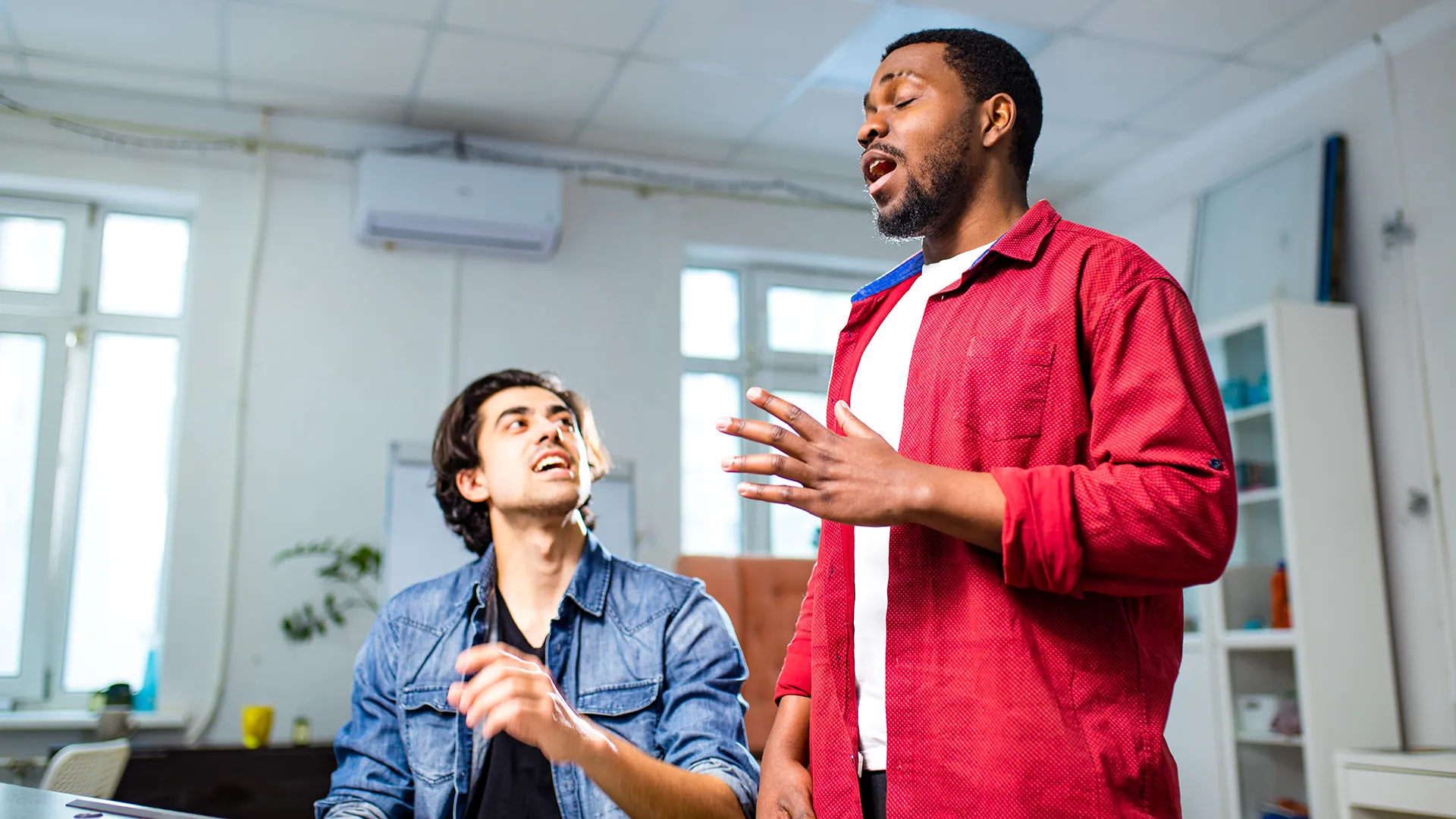 Eine Person übt die Complete Vocal Technique.