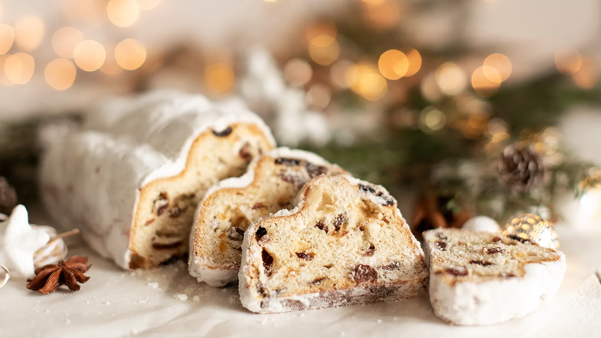 Ein Weihnachtskuchen mit Rosinen.