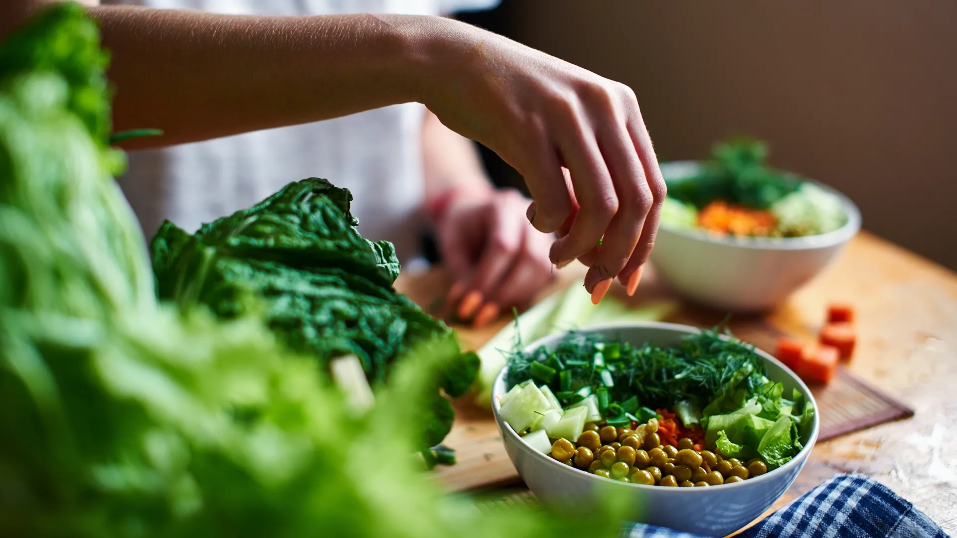 Frische vegane Zutaten werden zu einem bunten Salat verarbeitet.