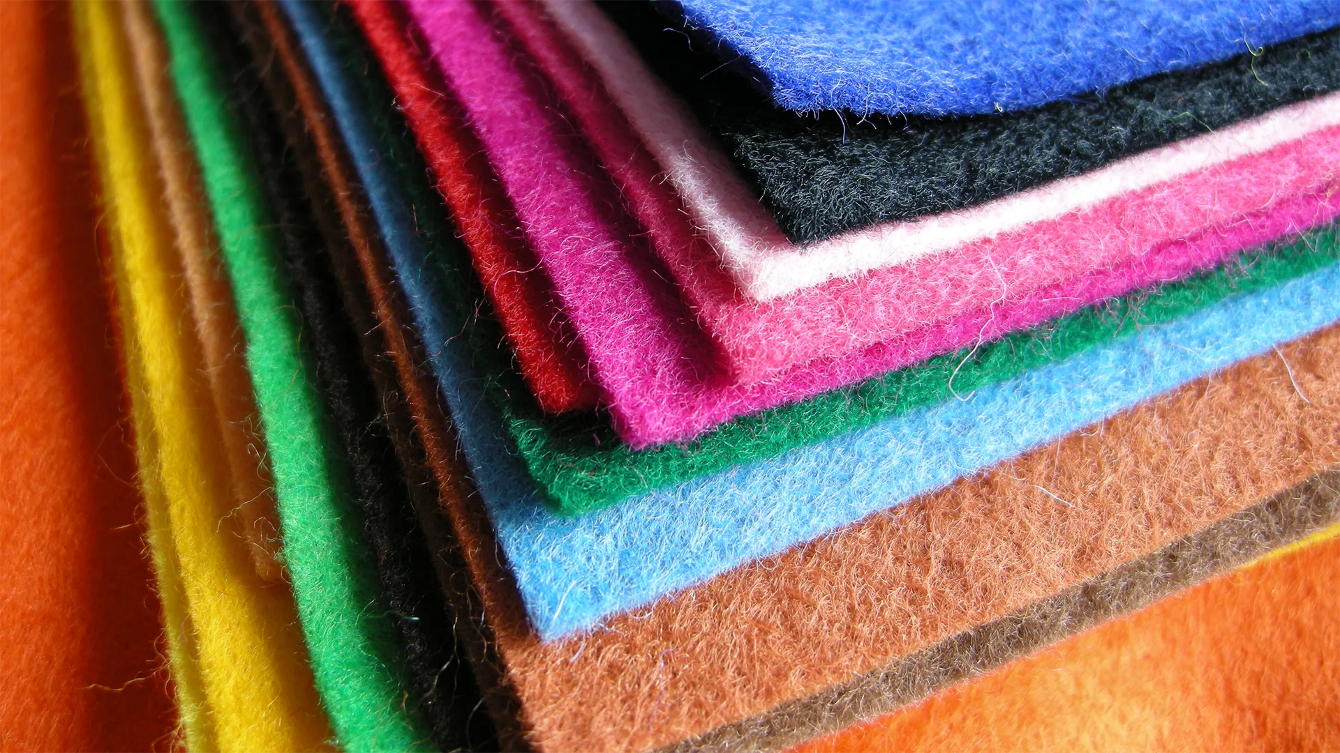 Verschiedenfarbige Filze.