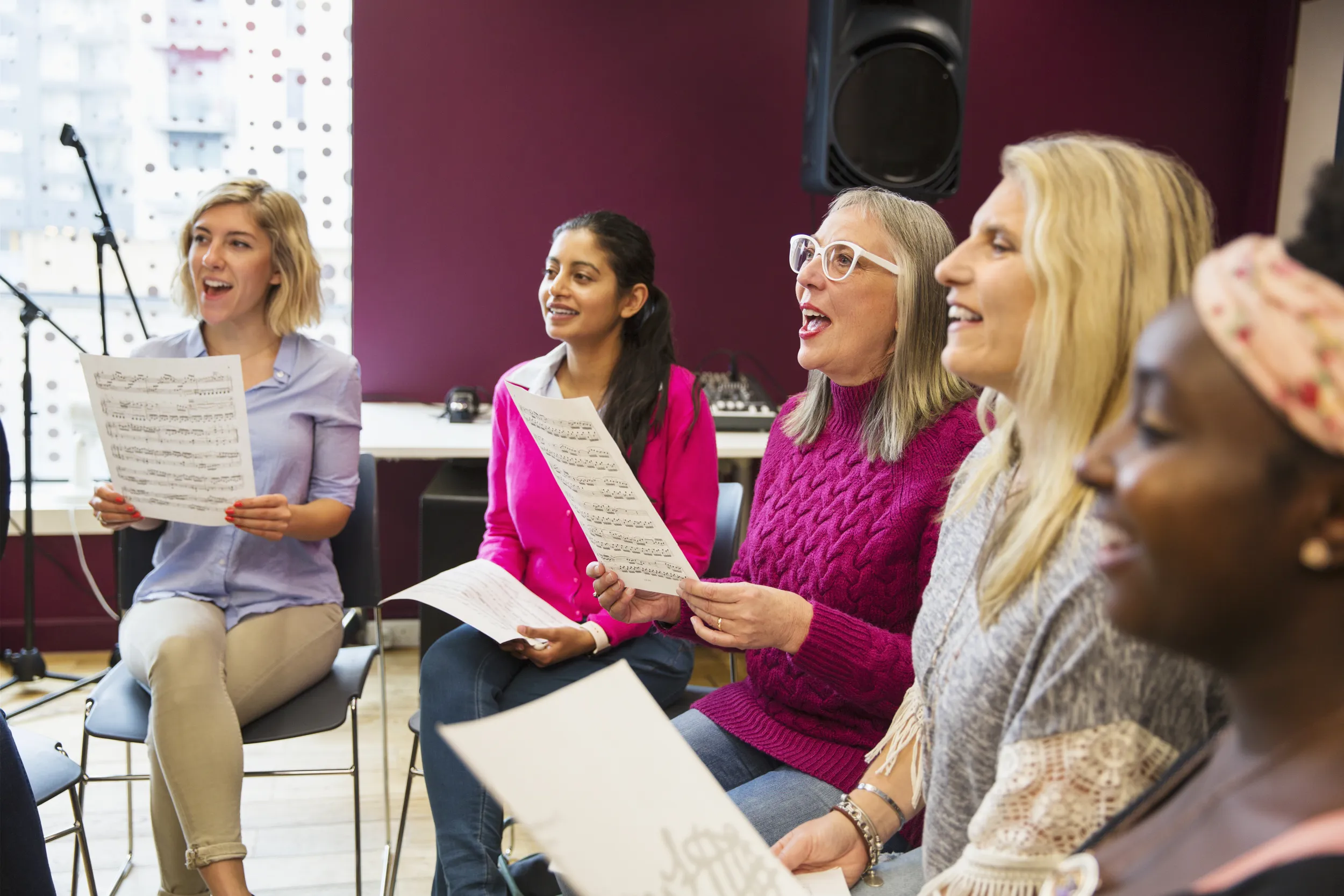 Fünf Frauen singen im Chor