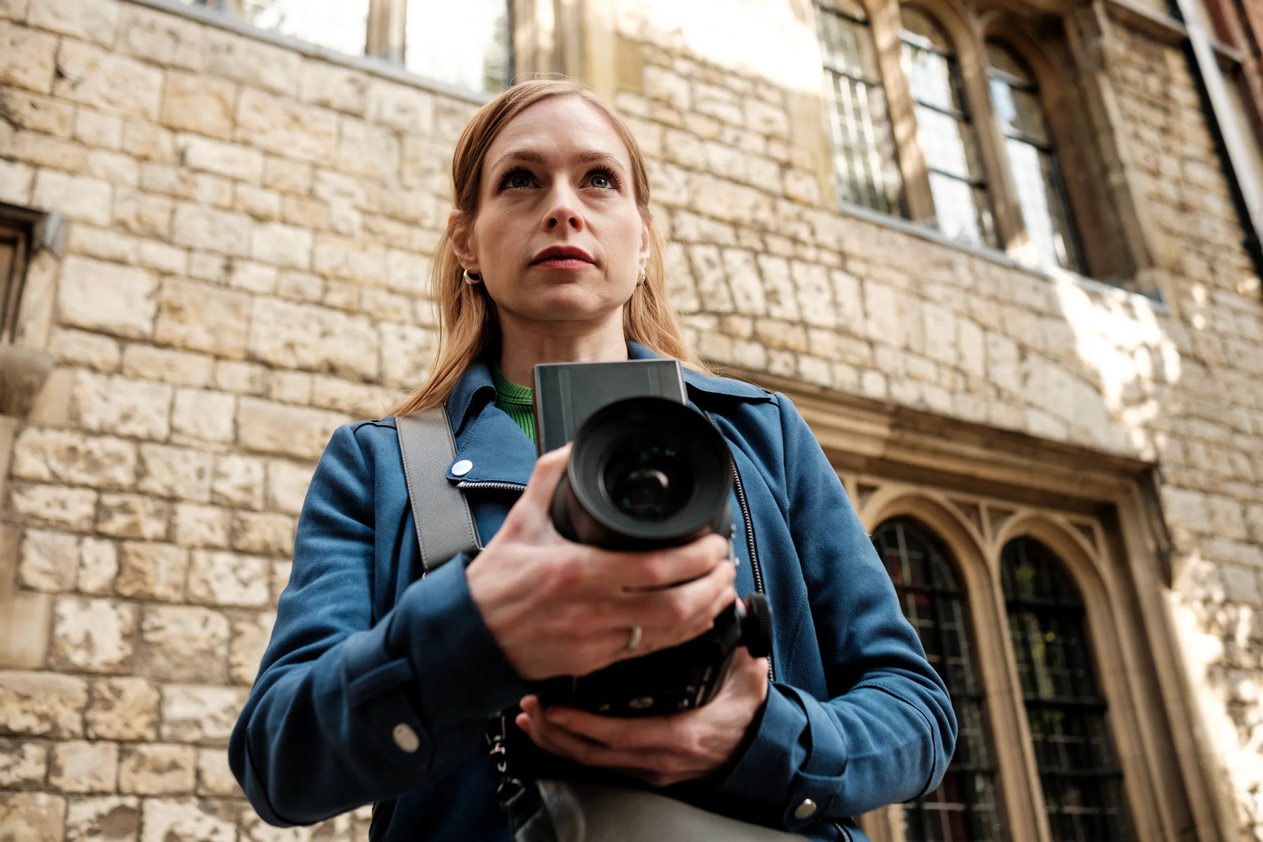 Frau fotografiert ein historisches Gebäude
