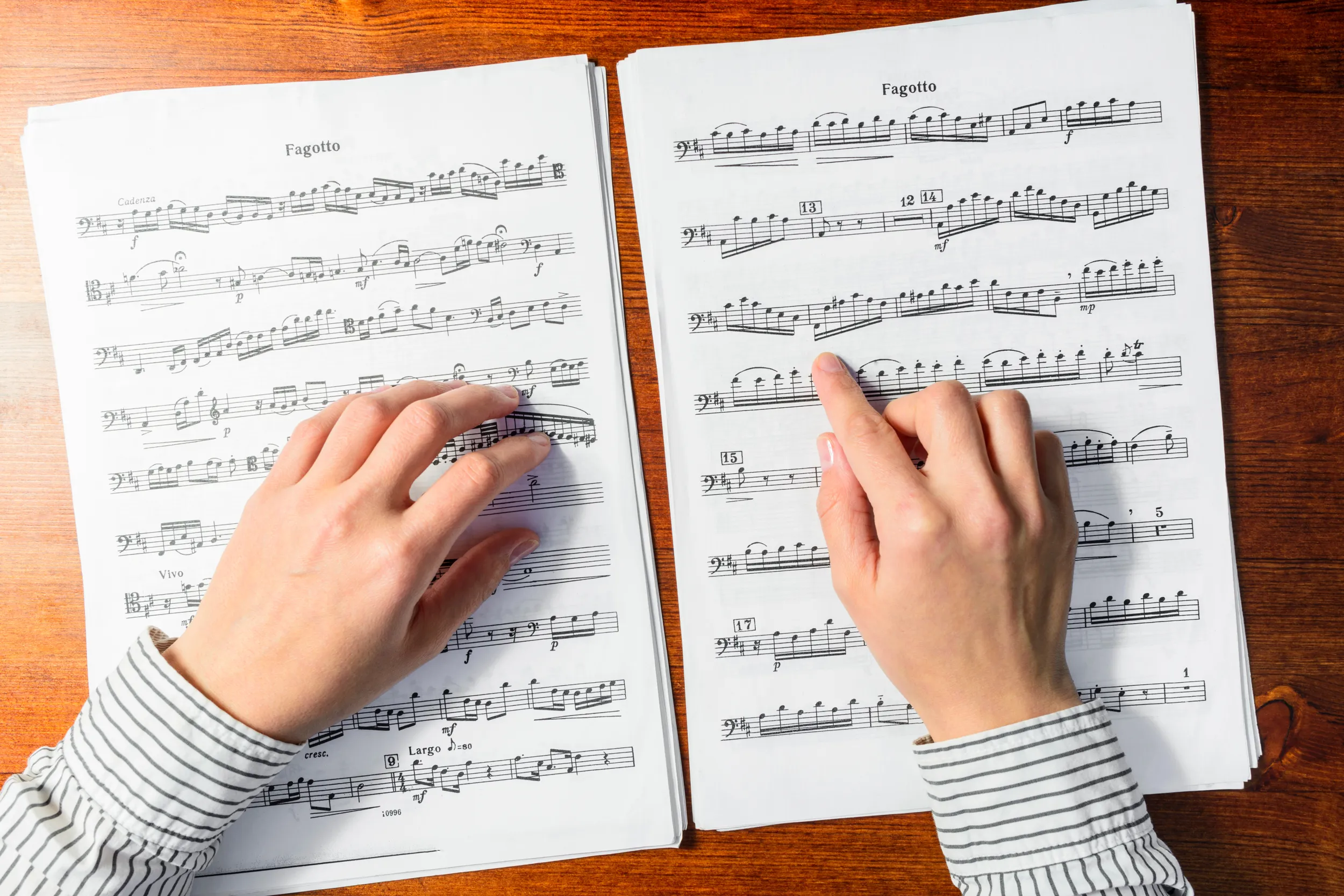 Frau am Musiknoten lesen