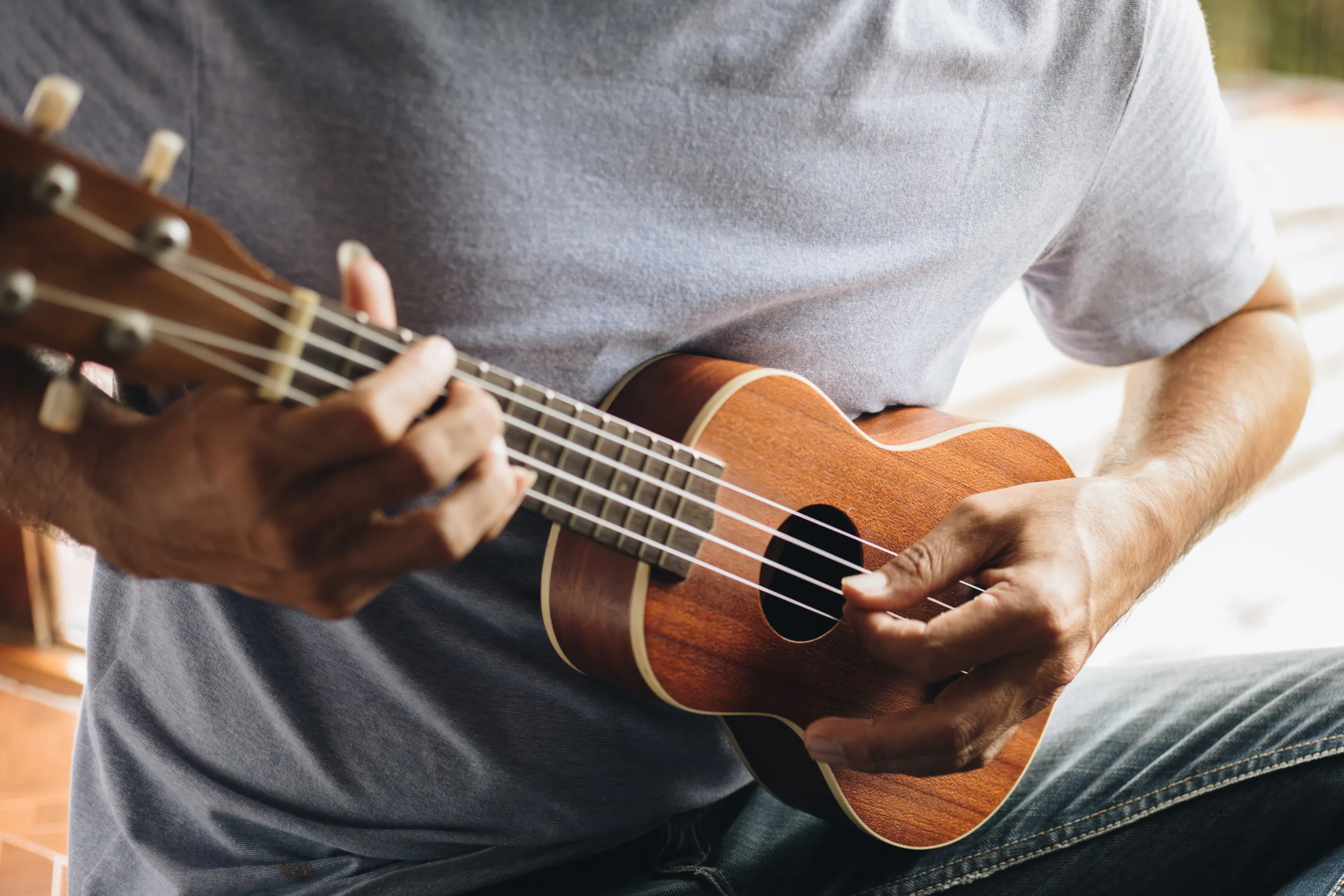 Mann Am Ukulele Spielen