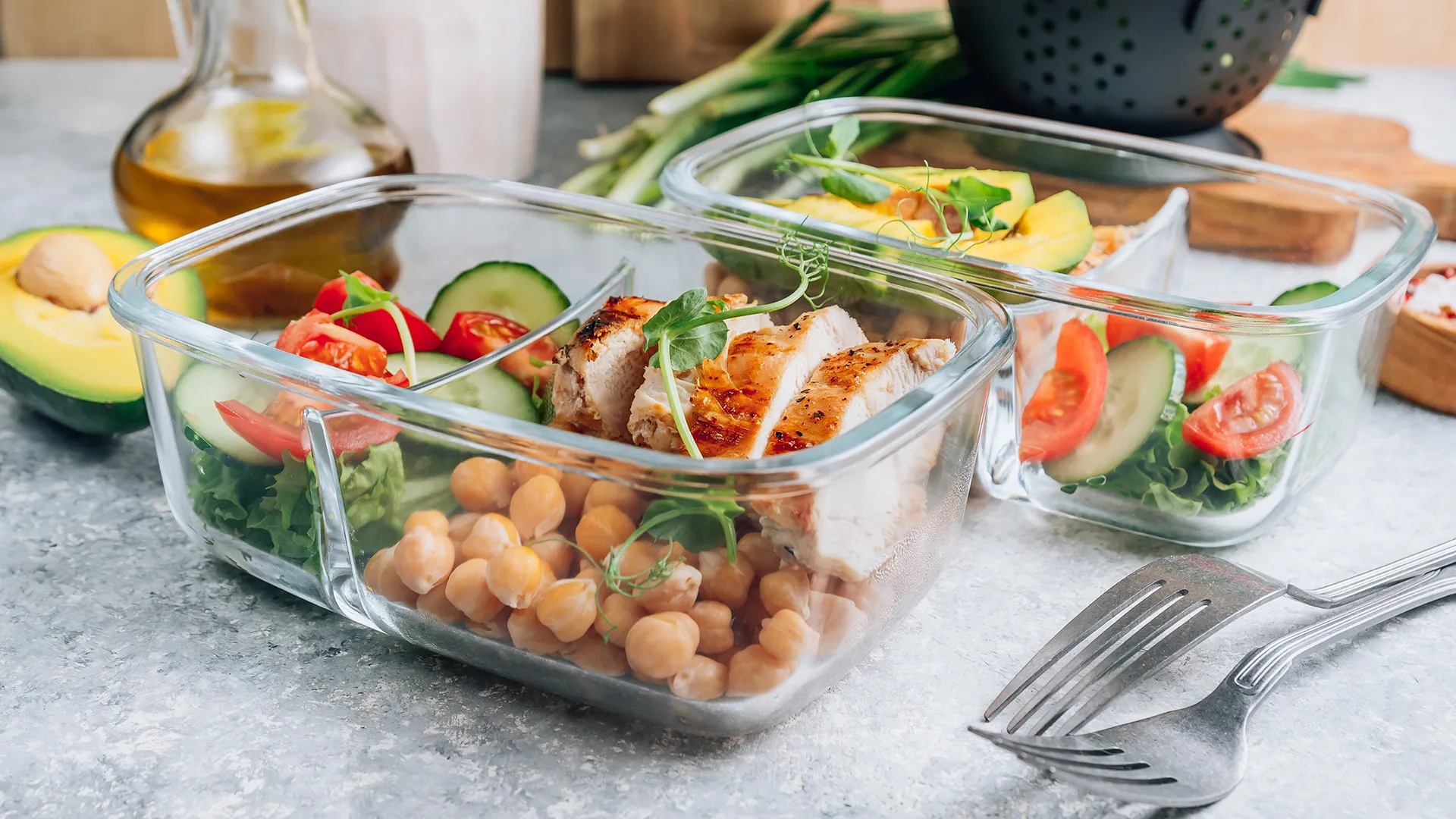 Vorgekochtes Essen aufbewahrt in Lunchboxen.