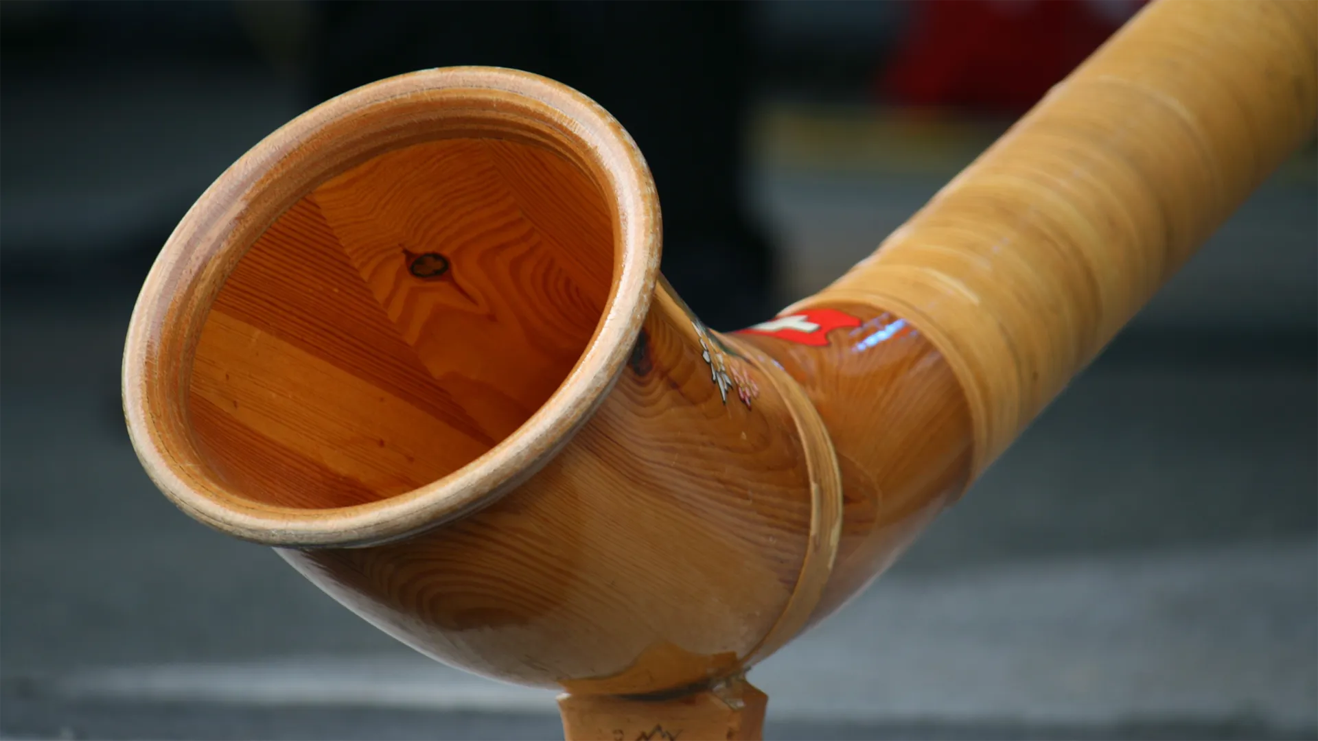 Eine Nahaufnahme eines Alphorns.