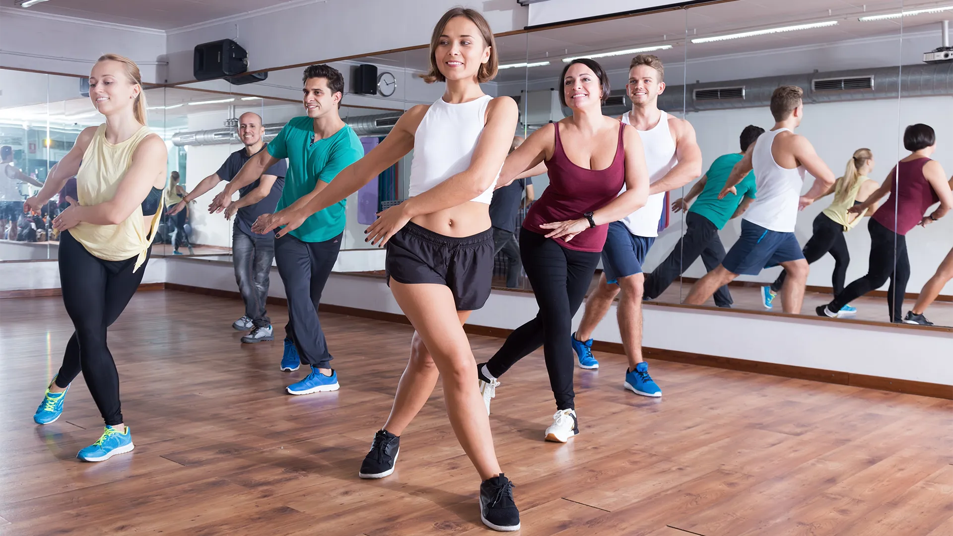 Eine Gruppe tanzt Zumba.