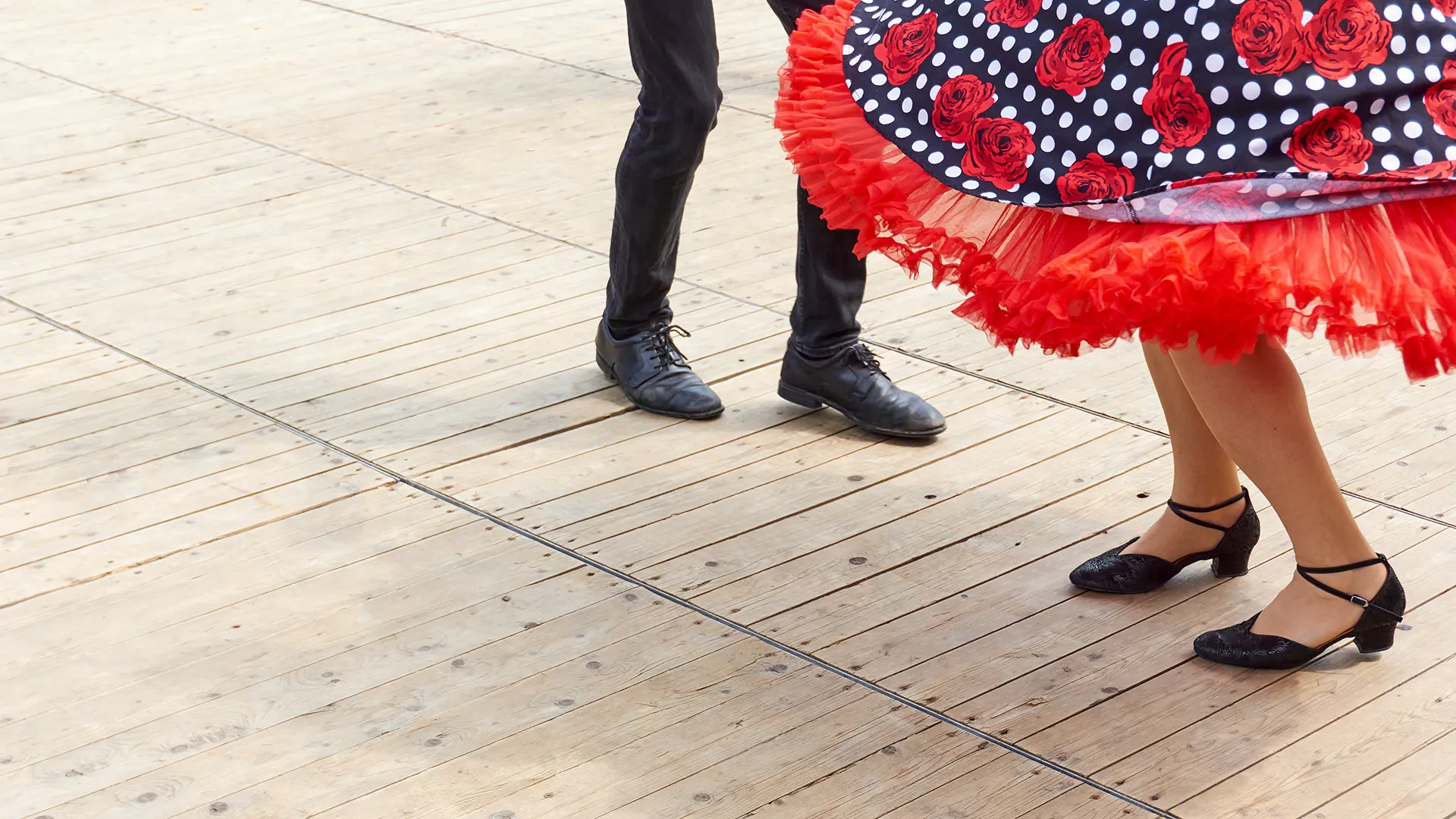 Ein Tanzpaar führt einen Jive Dance auf der Tanzfläche aus.