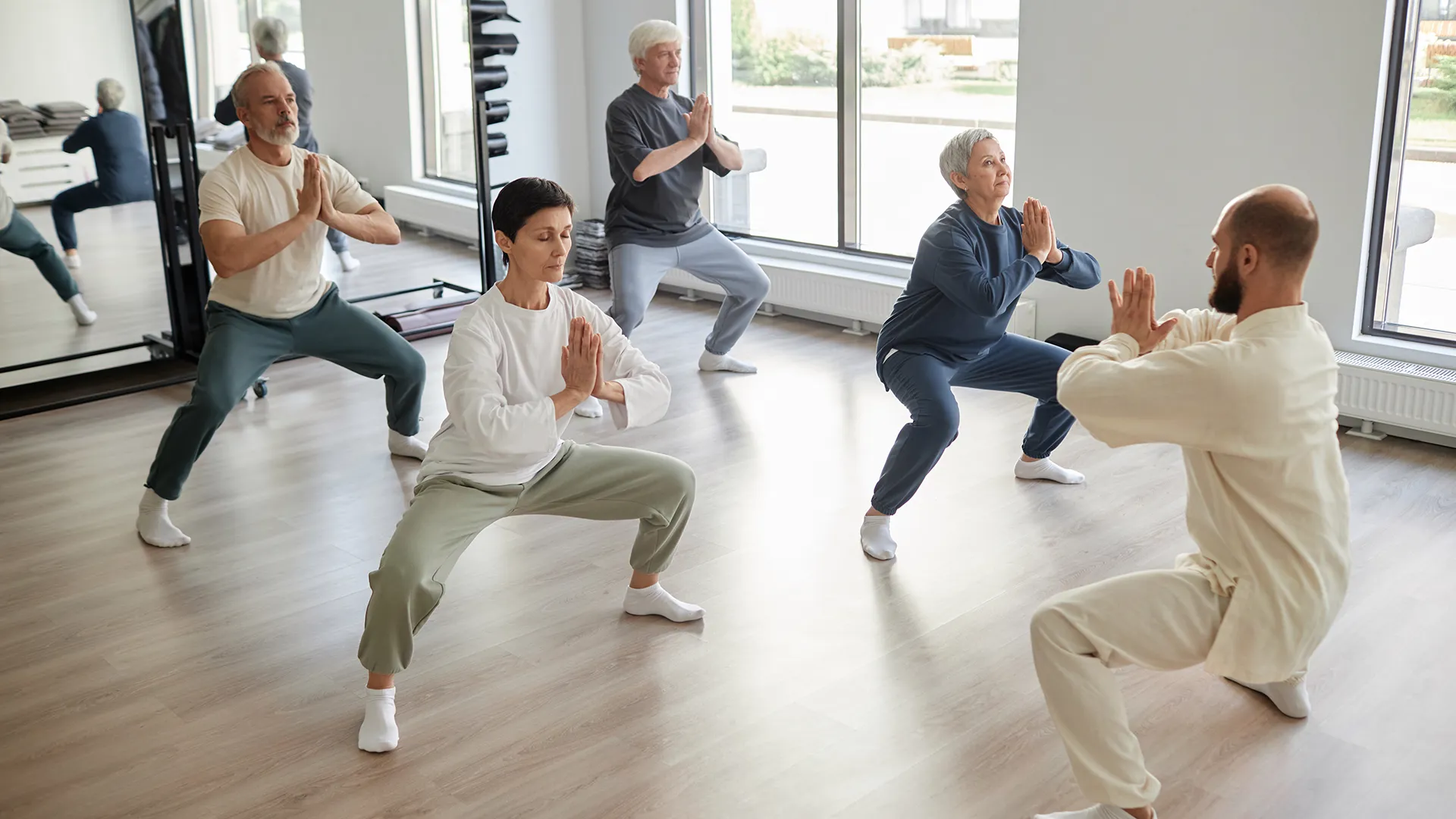 Eine Gruppe praktiziert Qigong.