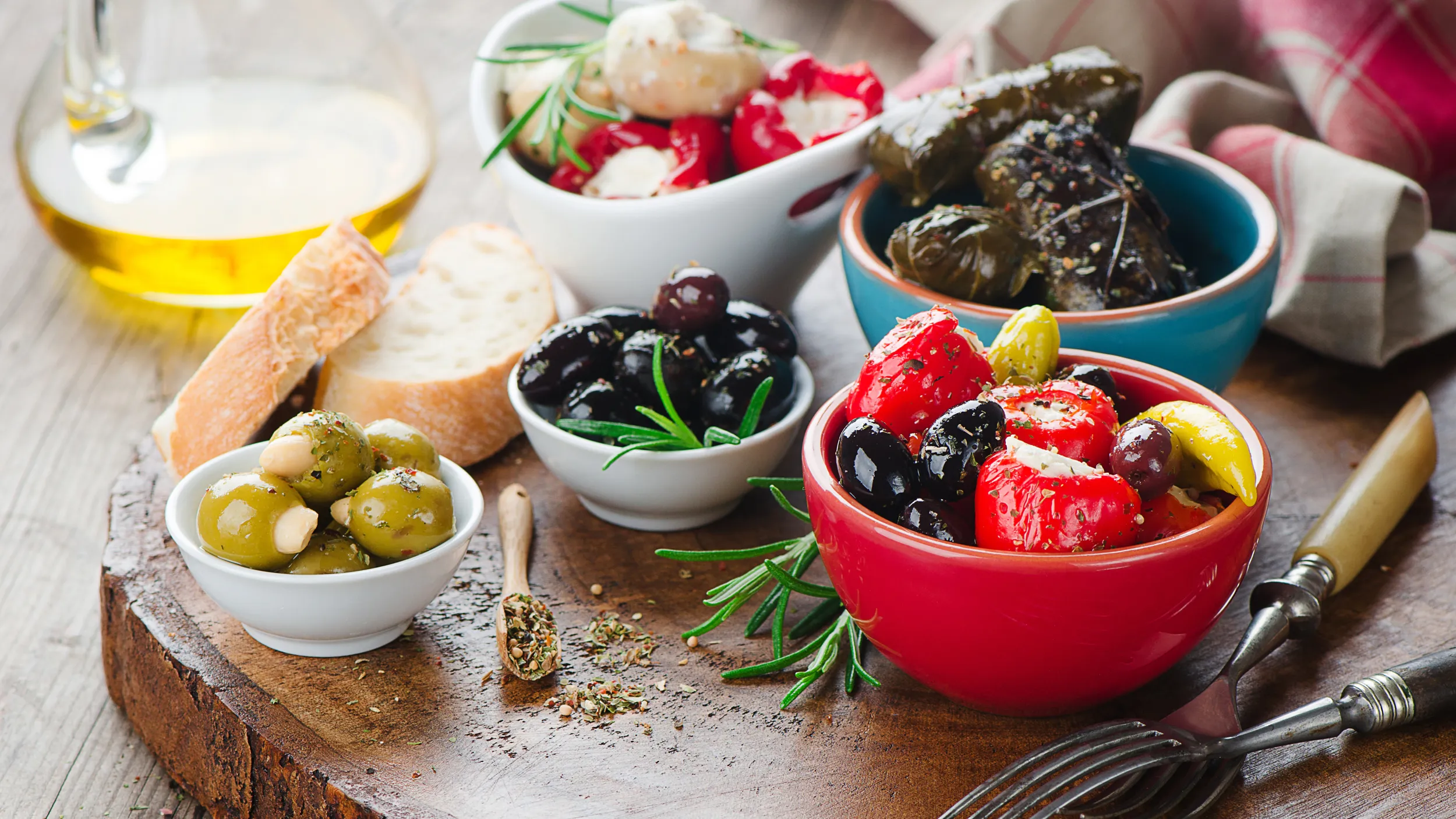 Verschiedene Antipasti serviert in kleinen Schalen.