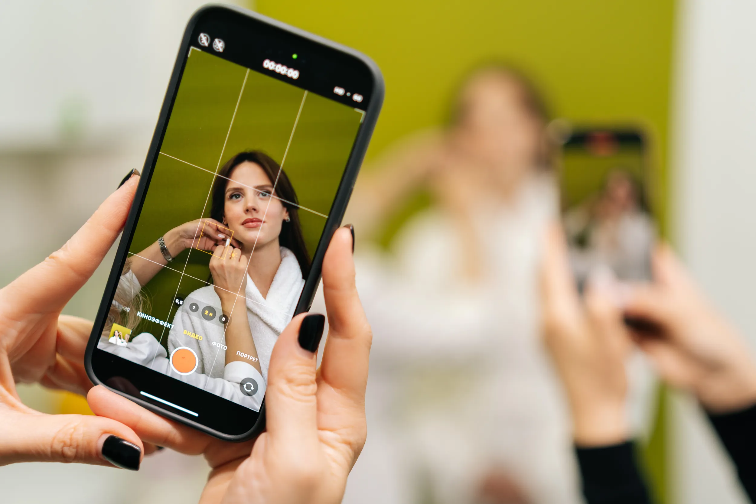 Frau macht ein Fashion-Foto mit dem Smartphone