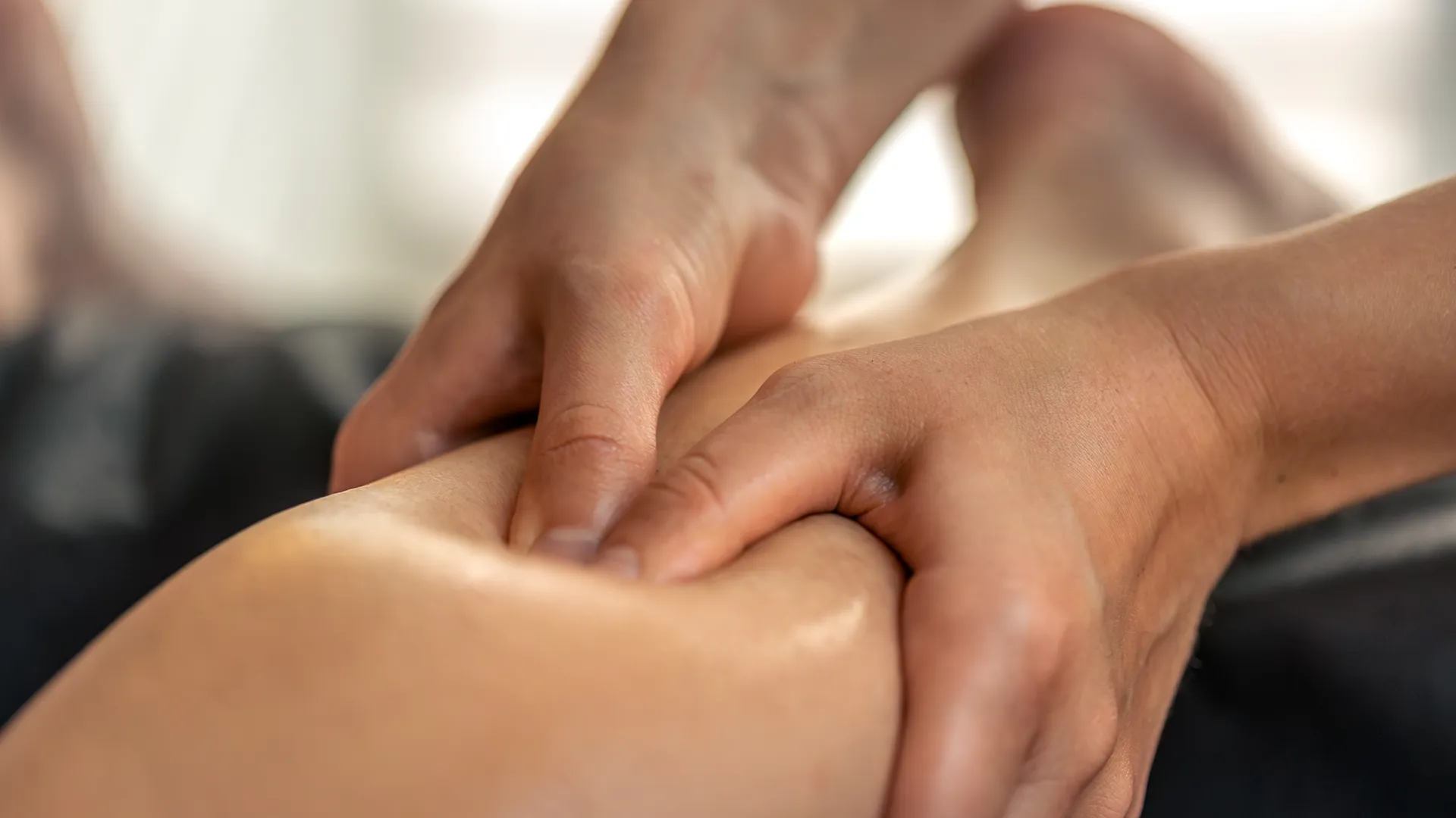 Eine Person erhält eine Sportmassage zur Muskelentspannung.