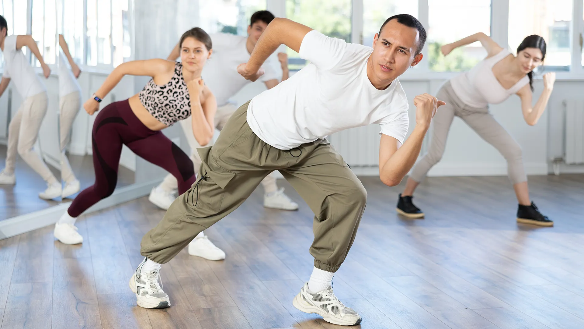 Eine Gruppe macht Bewegungen zu Reggaeton.