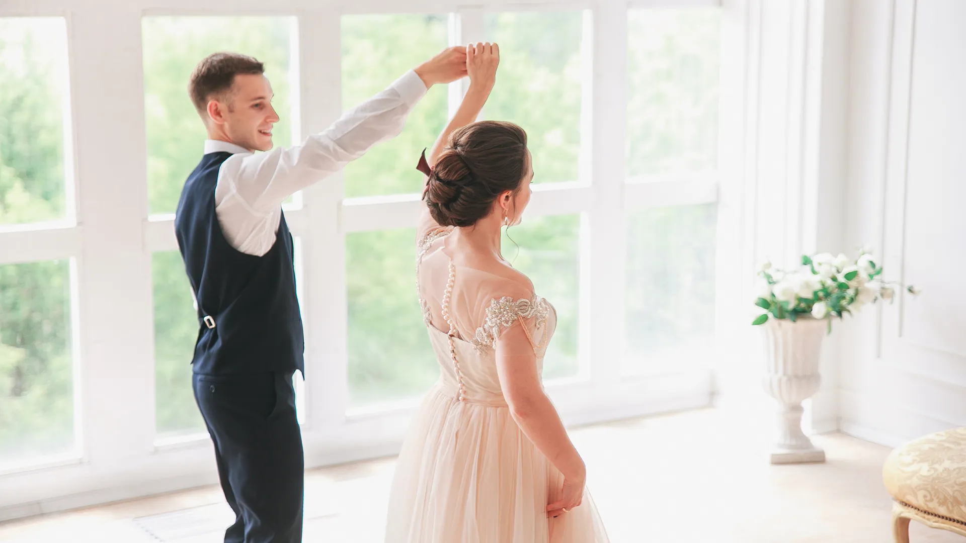 Ein Brautpaar tanzt den Hochzeitstanz.