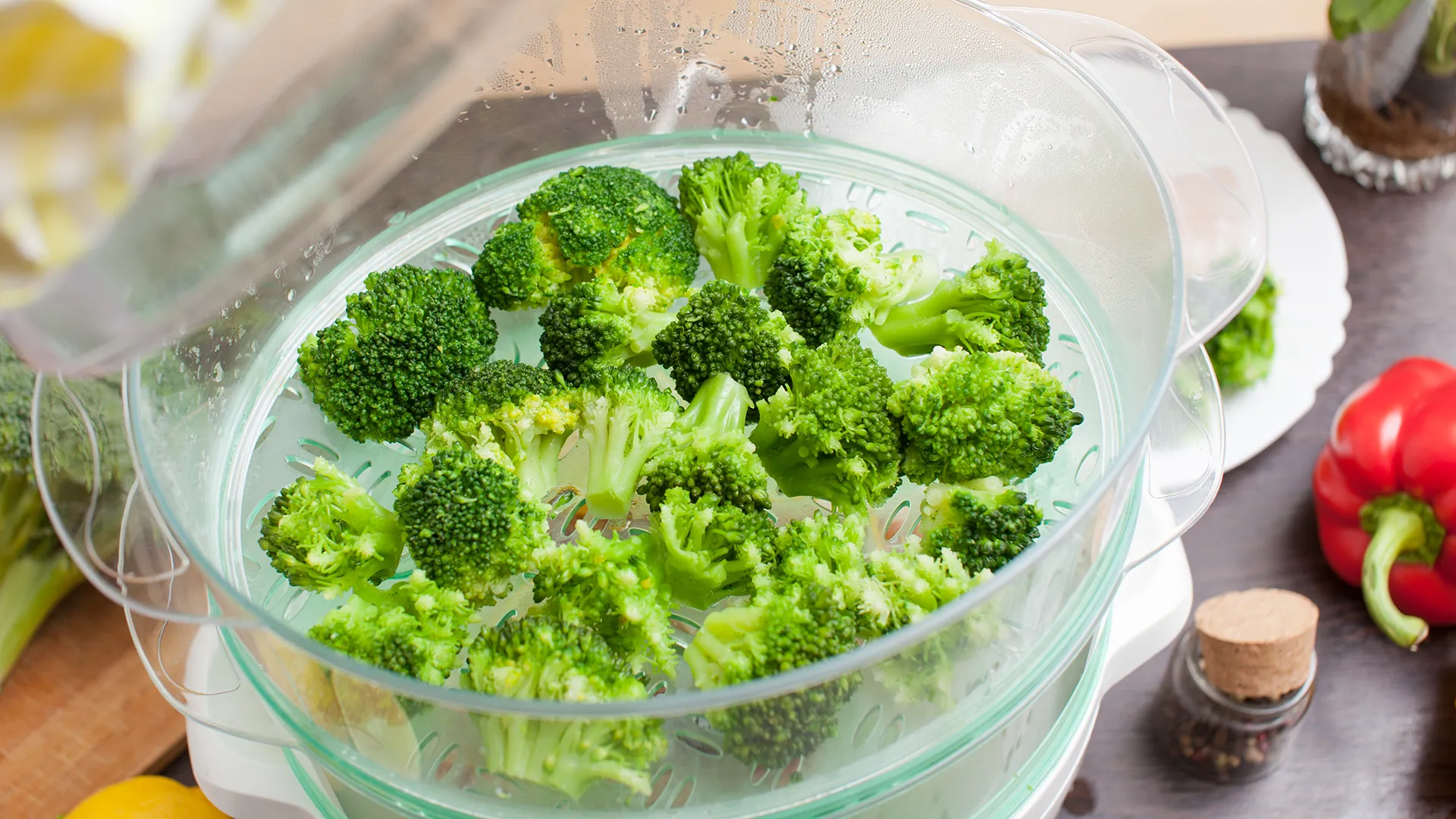 Brokkoli wird in einem Steamer gekocht.