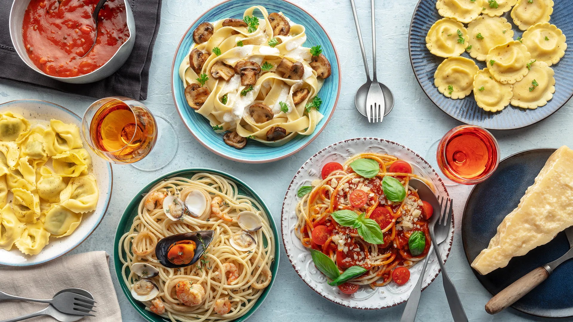 Verschiedene Italienische Gerichte stehen auf dem Tisch.$
