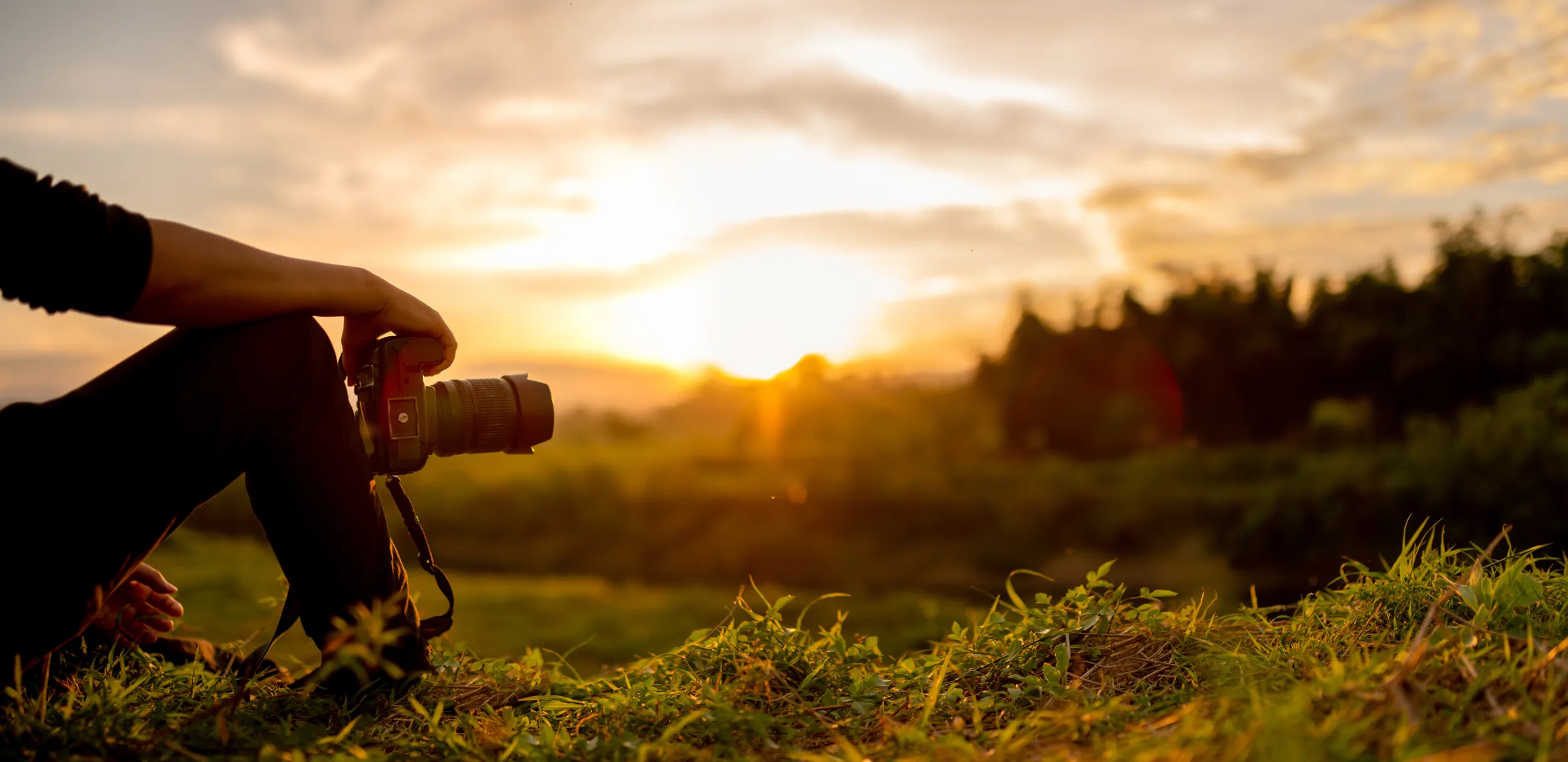 Mann am Landschaft fotografieren in der Abenddämmerung
