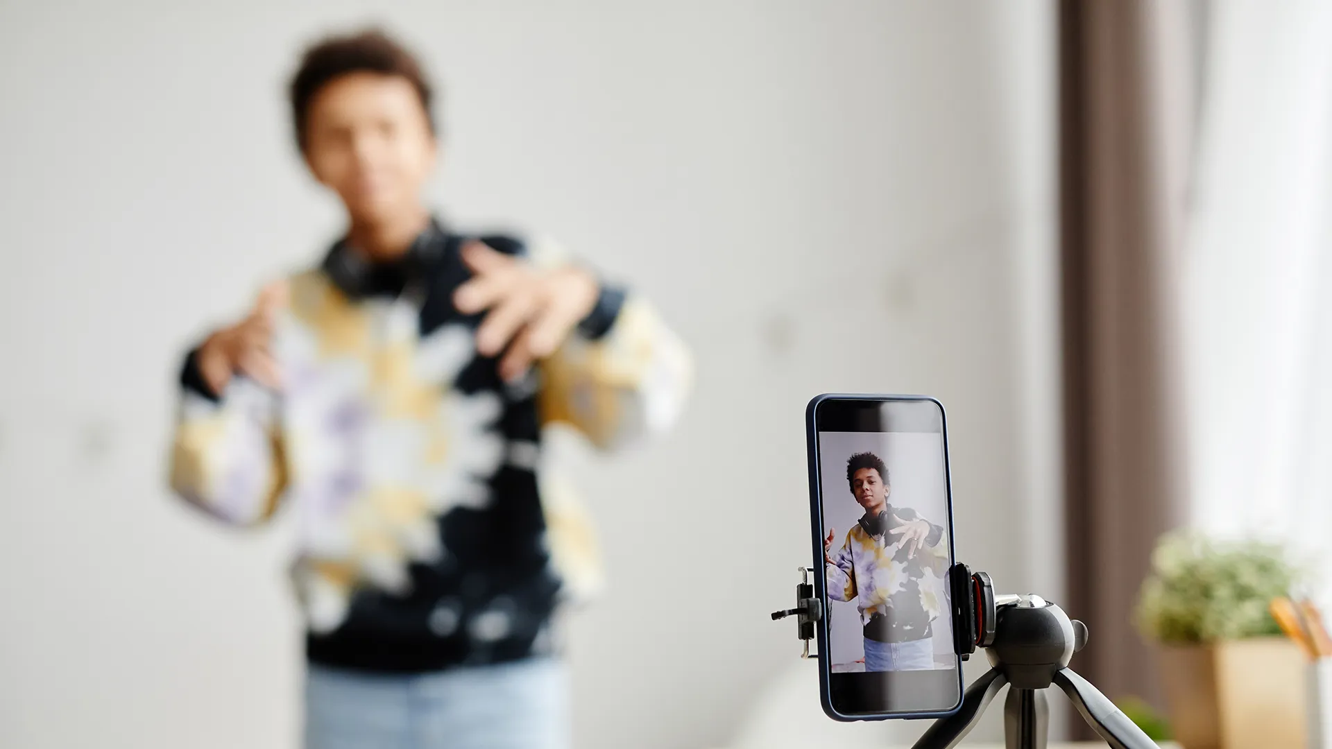 Eine Person filmt sich mit dem Smartphone.