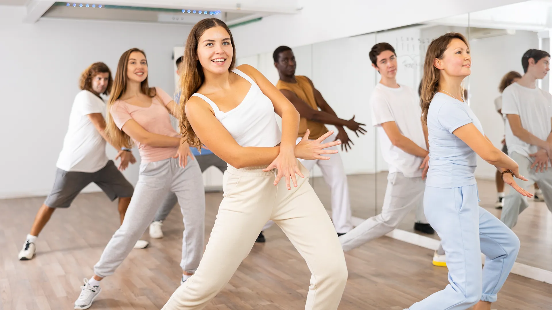 Eine Gruppe übt Jazz-Dance-Bewegungen in einem Tanzstudio.