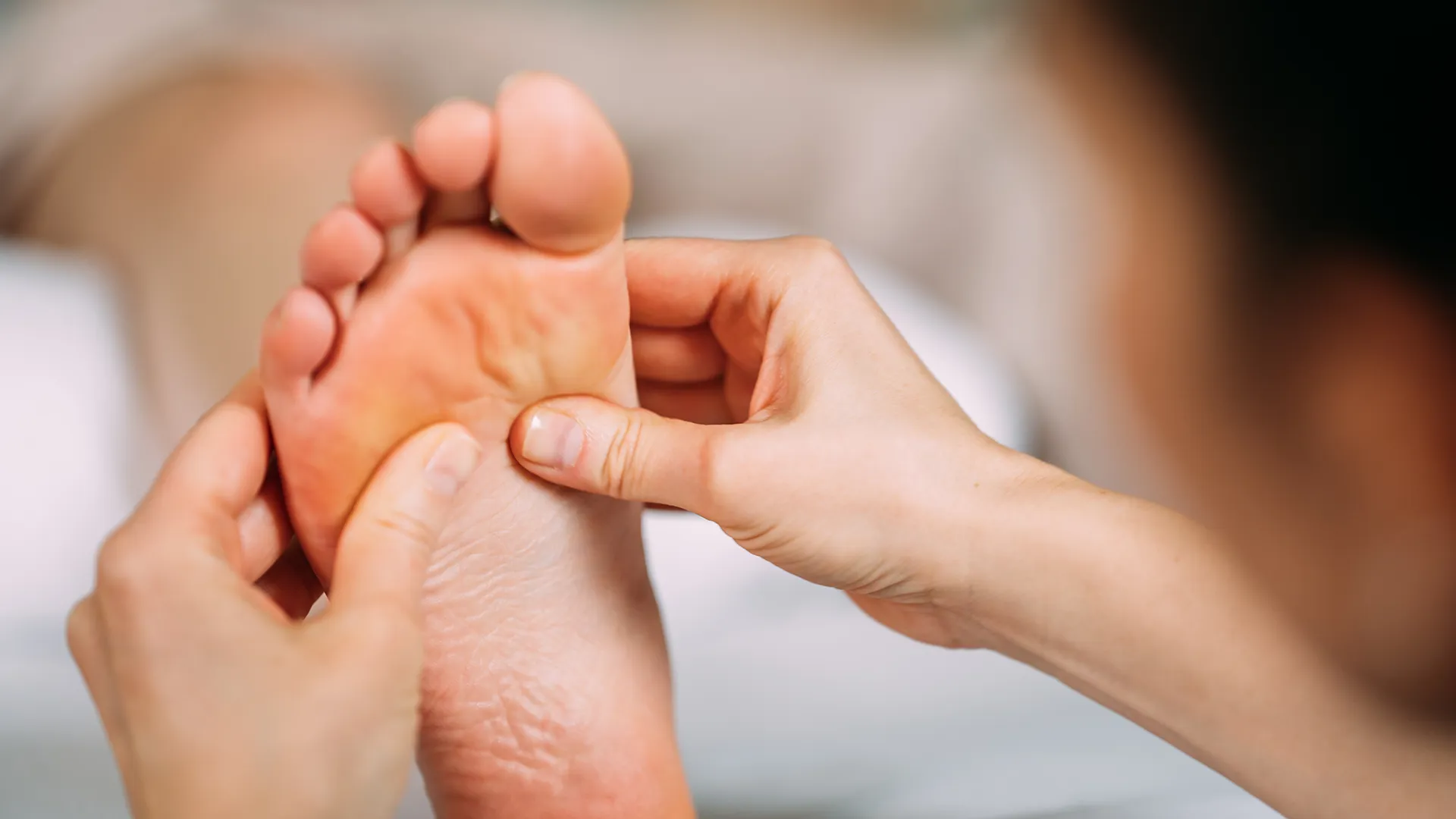 Eine Fussreflexzonenmassage wird durchgeführt.