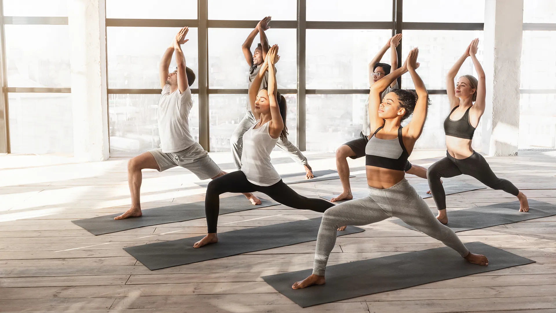 Eine Gruppe praktiziert Vinyasa-Yoga.