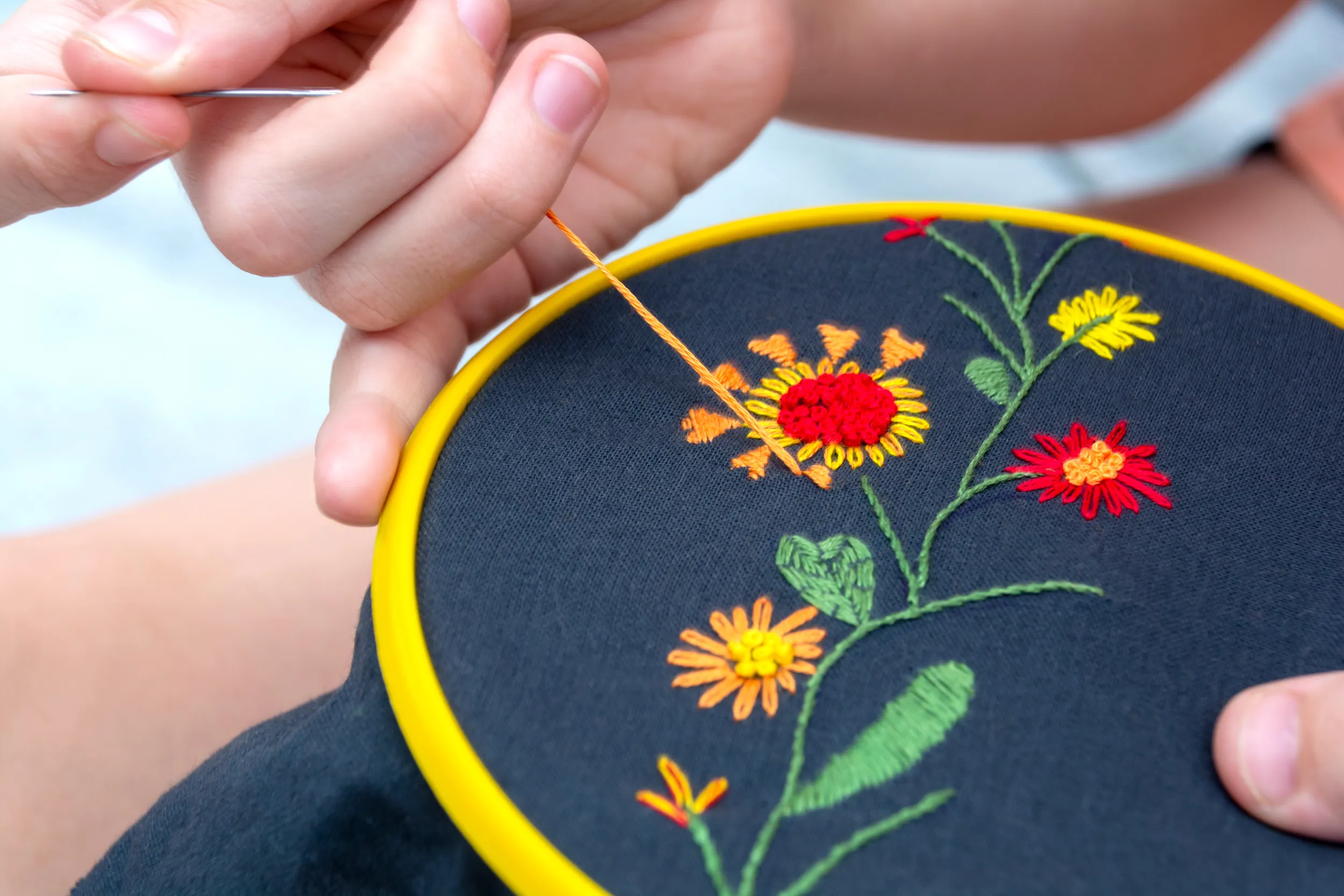 Frau am Sticken