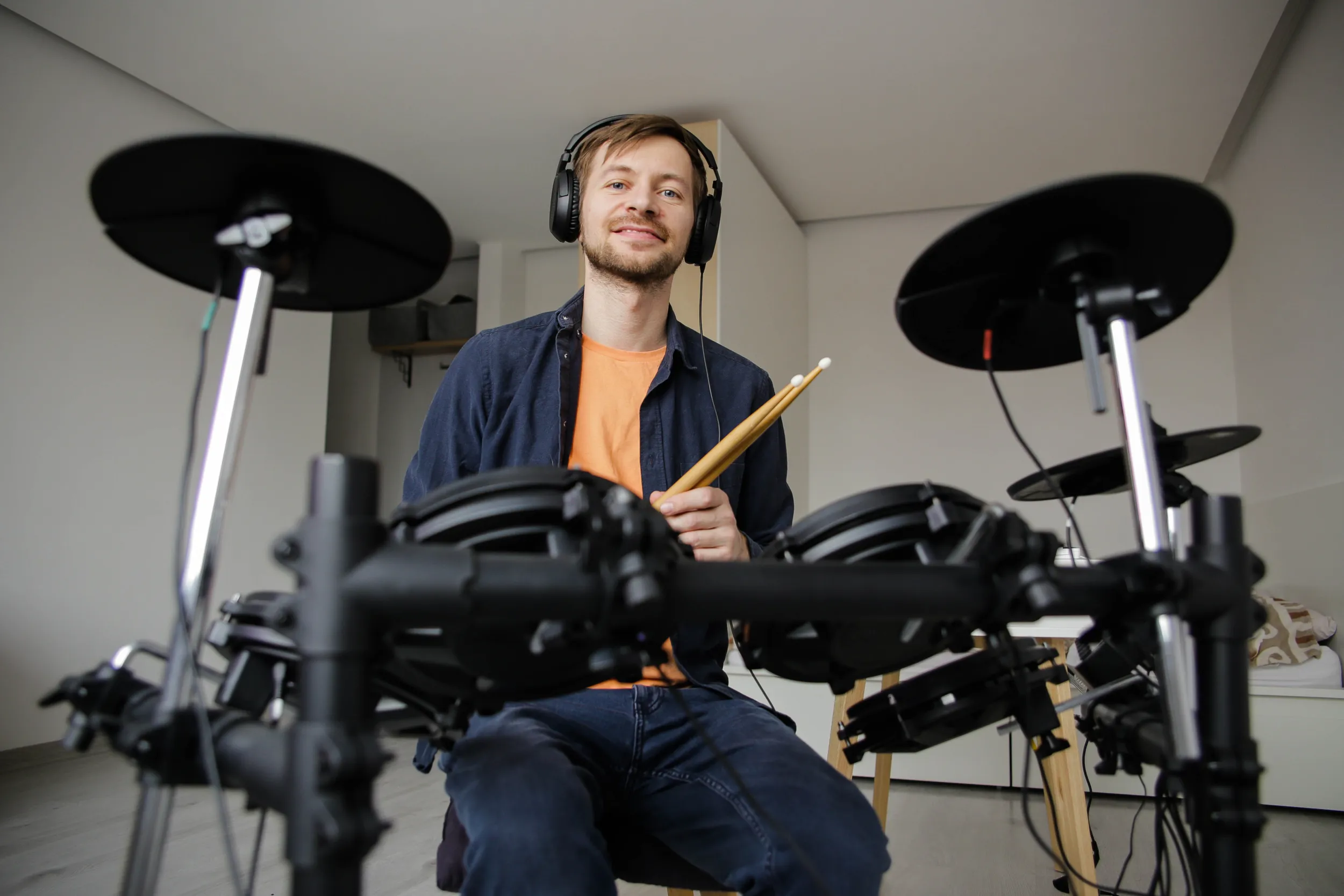 Mann Am E Drums Spielen